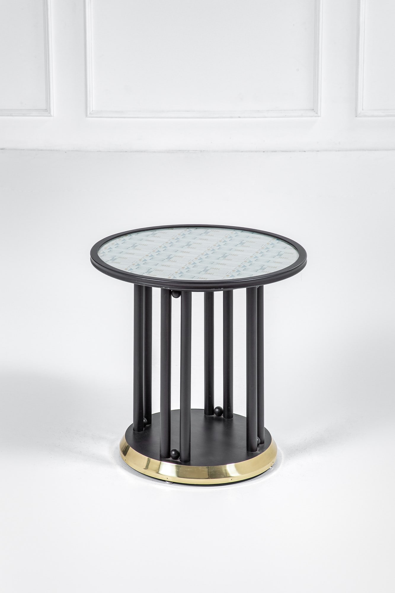 Josef Hoffmann. Tavolino mod. 728T: Tavolino mod. 728T Legno di faggio tinto nero, ottone lucido, tessuto, cristallo molato. Prod. Wittmann, disegno del 1905. Modello realizzato per l'arredo del Cabaret Fledermaus di Vienna. Etichetta c
