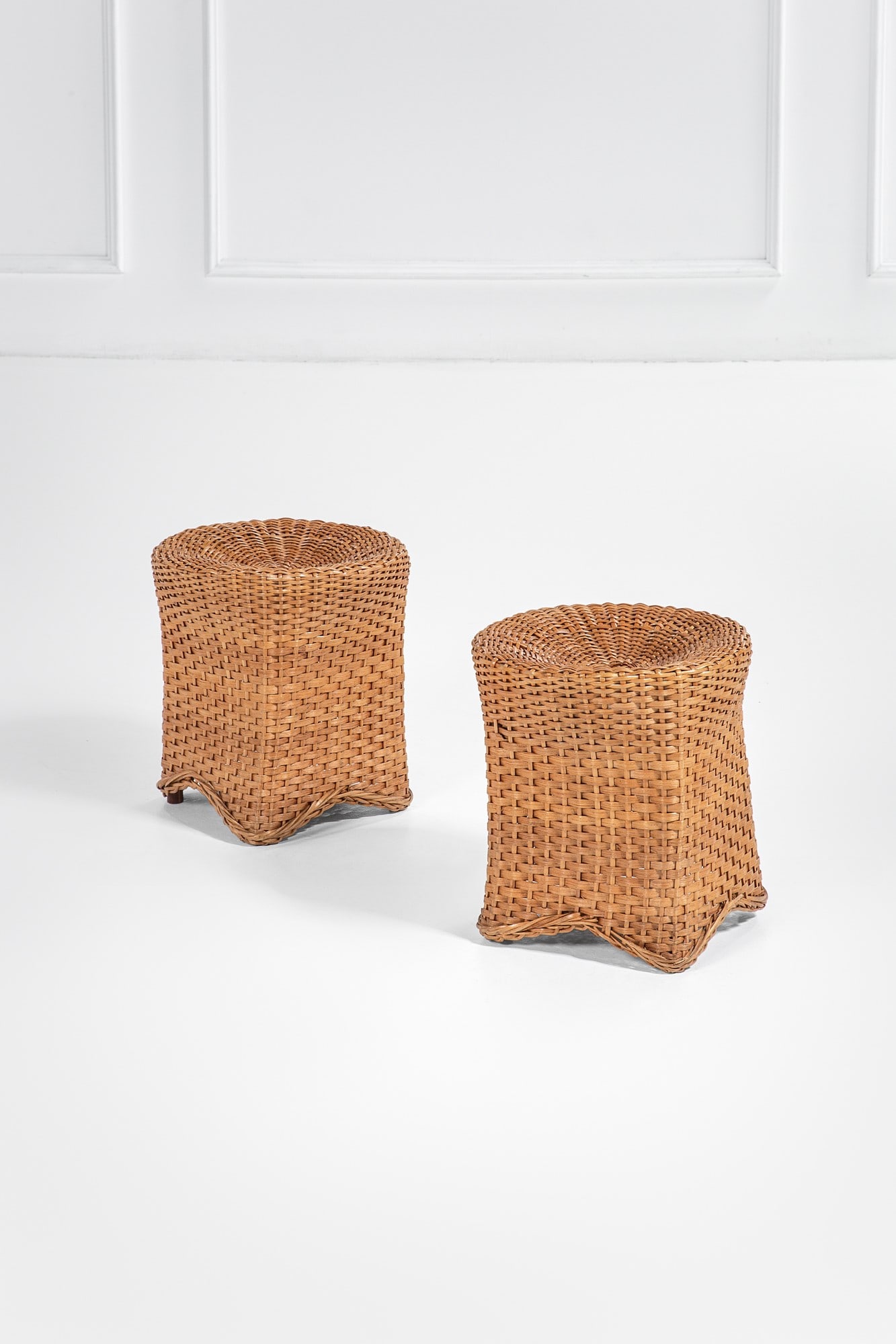 Vivai del Sud. Due sgabelli: Due sgabelli Rattan intrecciato. Prod. Vivai del Sud, 1970 ca. h cm 38, diam. cm 36