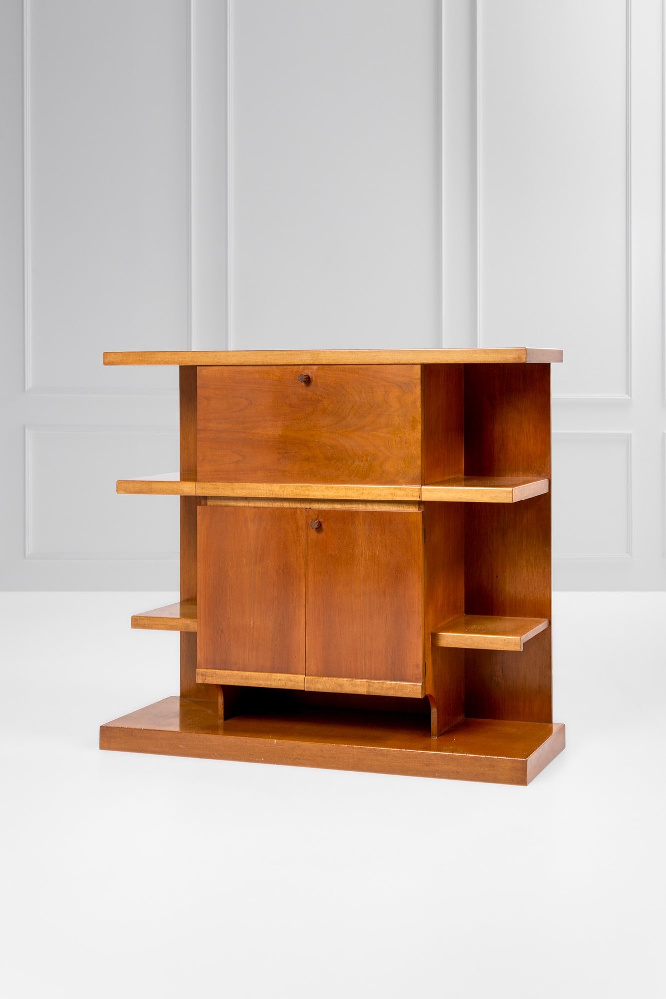Luigi Vaghi. Mobile bar: Mobile bar Legno impiallacciato, legno massello. Prod. Former 1975 ca. cm 144x159x46