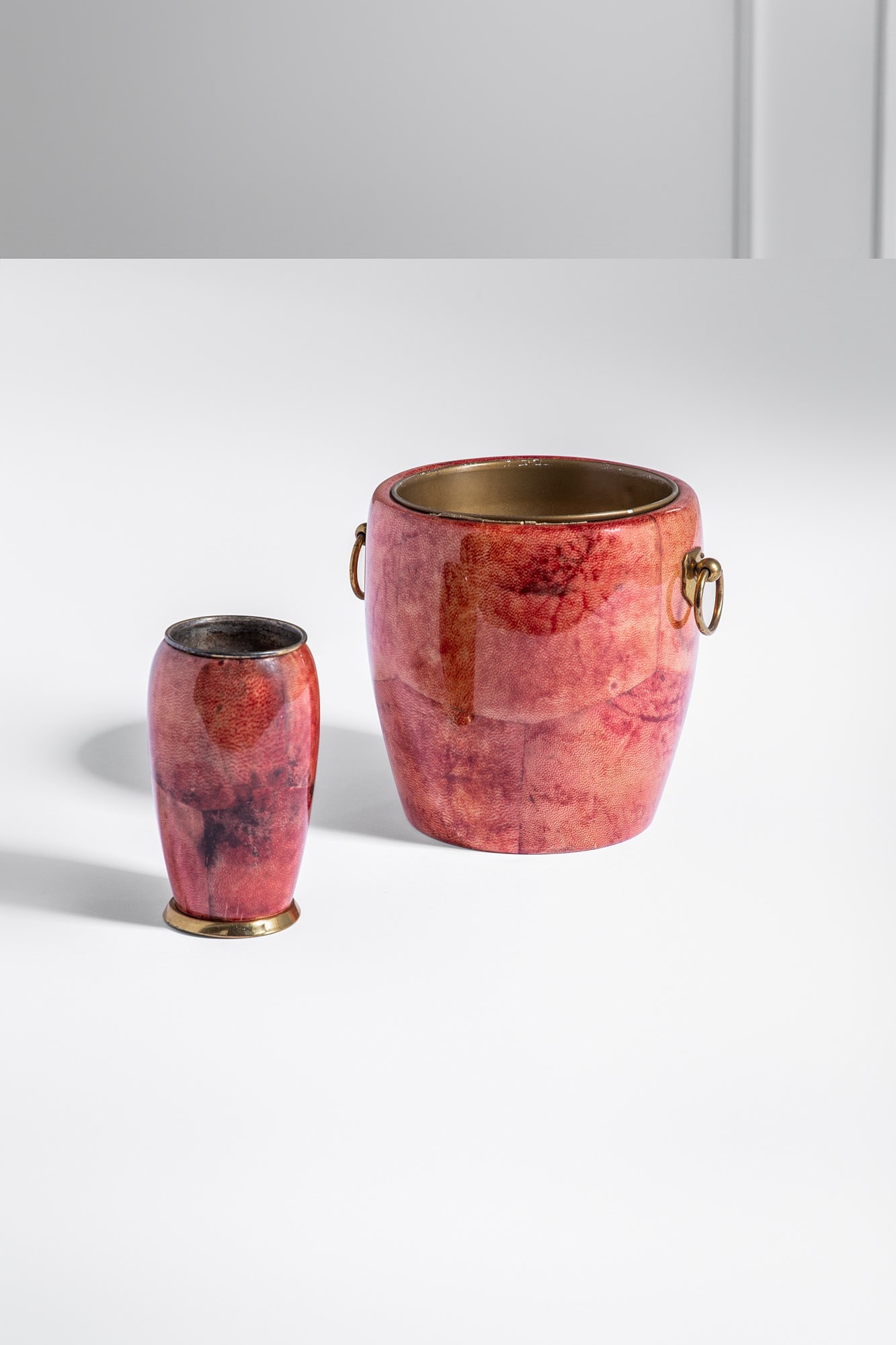 Aldo Tura. Portaghiaccio e vaso: Portaghiaccio e vaso Ottone, legno, pergamena tinta. Prod. Macabo, 1960 ca. Marchi del produttore. cm 21x25x20, h cm 17, diam. cm 9