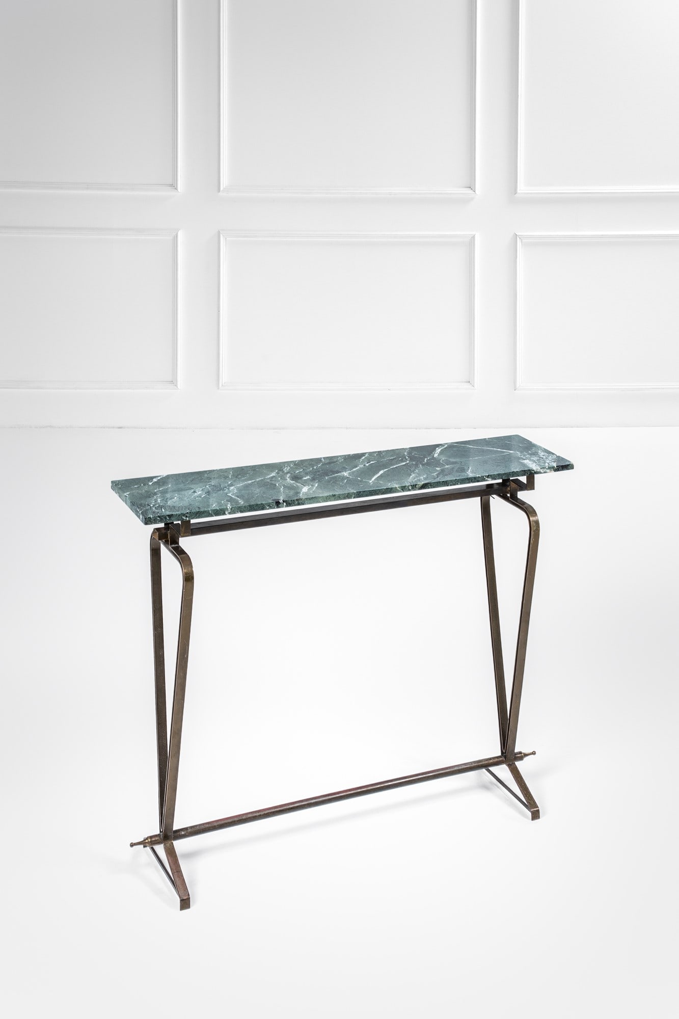 Console: Console Ottone, piano in marmo verde Alpi. 1970 ca. cm 95x120x32