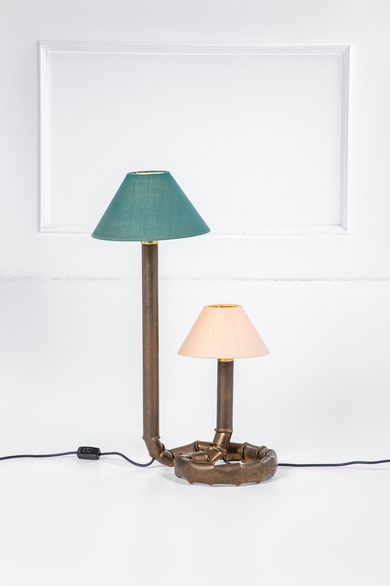 Bottega Gadda (attr.). Lampada da terra: Lampada da terra Tubolare di ottone, tessuto. 1970 ca. cm 70x43x41