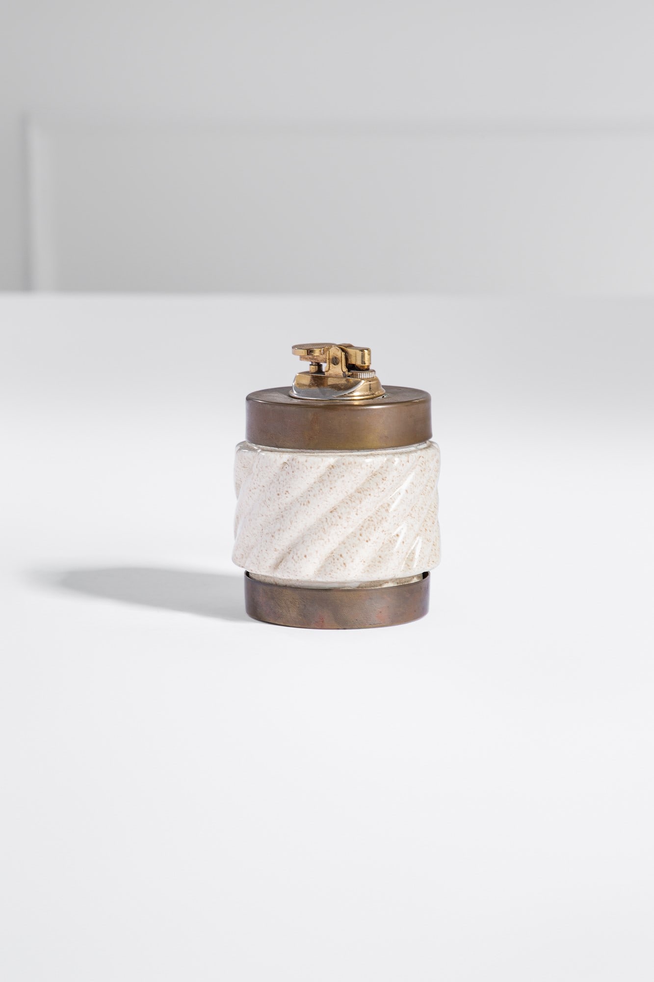 Tommaso Barbi. Accendino da tavolo: Accendino da tavolo Ottone, ceramica. Prod. Atelier Barbi, 1970 ca. Marchio dell'atelier. h cm 12, diam. cm 9