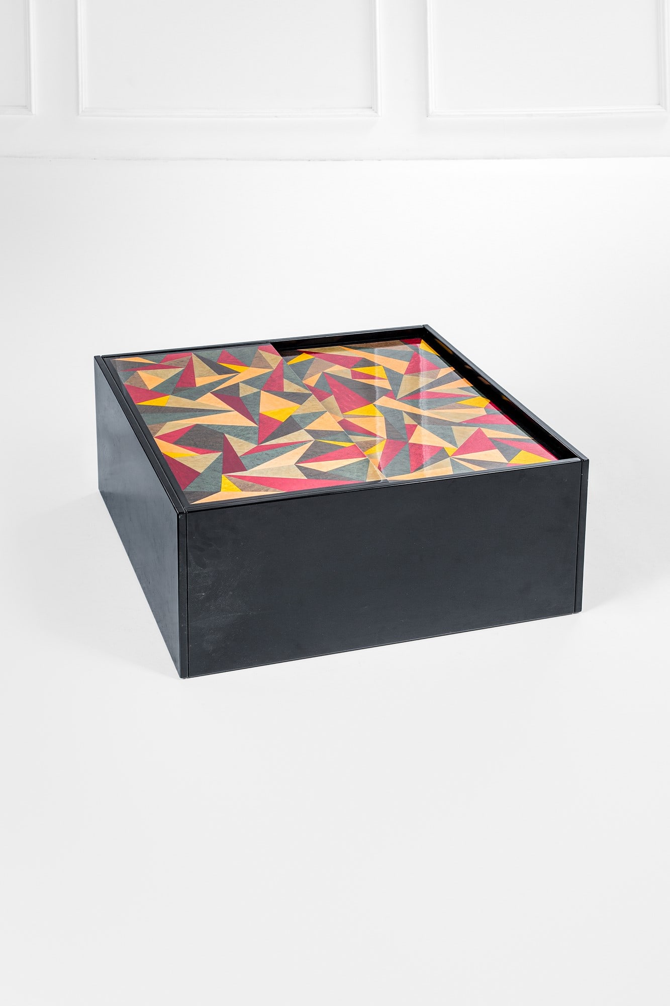 Giovanni Offredi (attr.). Tavolino neo-déco con contenitori: Tavolino neo-déco con contenitori Legno laccato, intarsi di legni di varie essenze. 1970 ca. cm 42x95x95