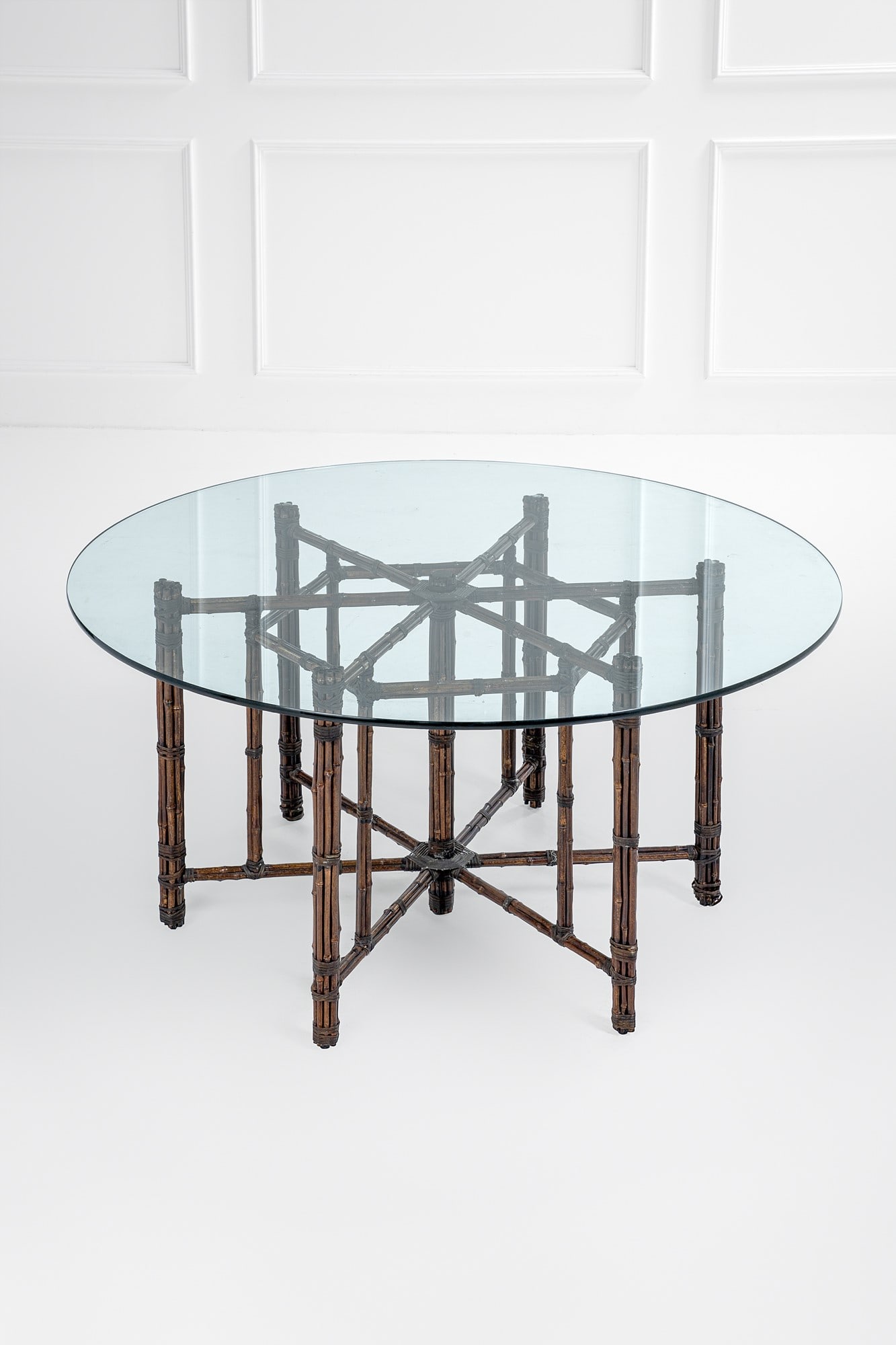 McGuire. Tavolo: Tavolo Bamboo, midollino, vetro. Prod. McGuire, 1960 ca. h cm 74, diam. cm 152