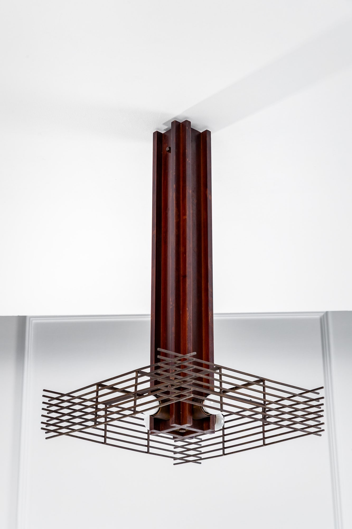 Angelo Brotto (attr.). Lampadario: Lampadario Ottone, legno massello. Prod. Esperia, 1970 ca. cm 78x50x50