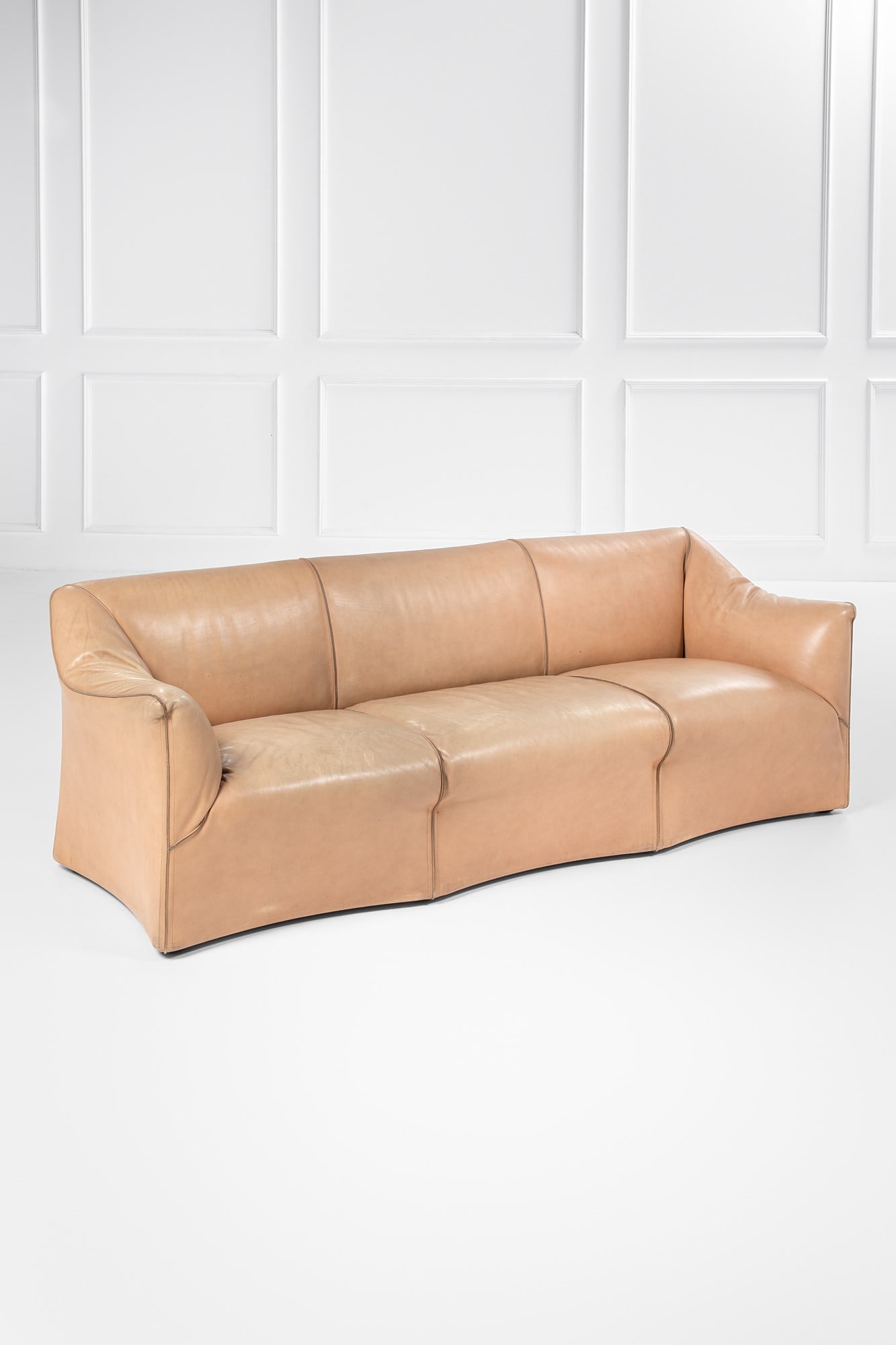 Mario Bellini. Divano a tre posti della collezione Le tentazioni: Divano a tre posti della collezione Le tentazioni Struttura in legno, imbottitura in poliuretano espanso rivestito in pelle. Prod. Cassina, 1973 ca. cm 78x232x70 Bibliografia: Domus, n. 533, aprile
