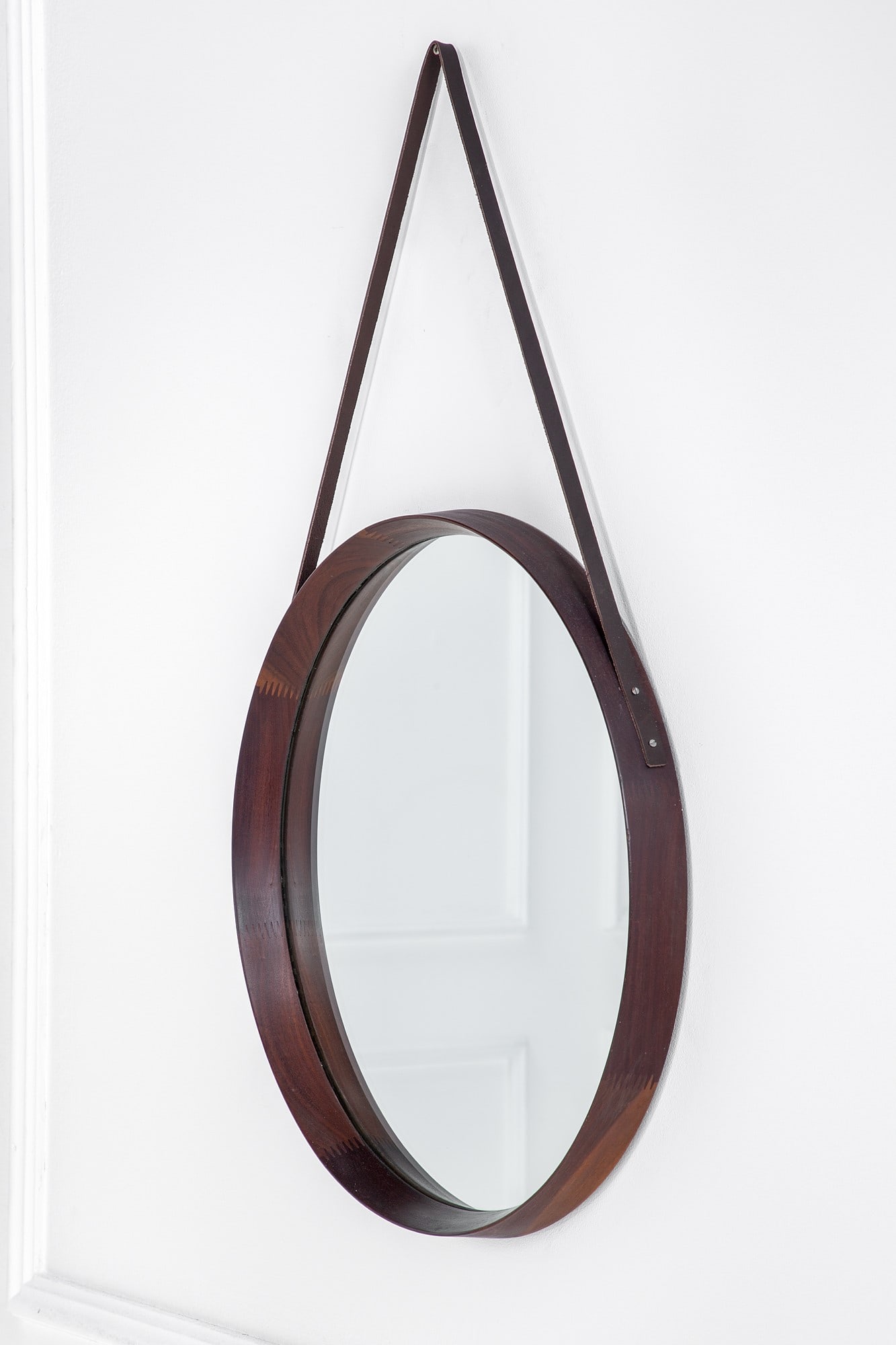 Specchio da parete: Specchio da parete Legno, cuoio, vetro specchiato. 1950 ca. cm 86x52x5