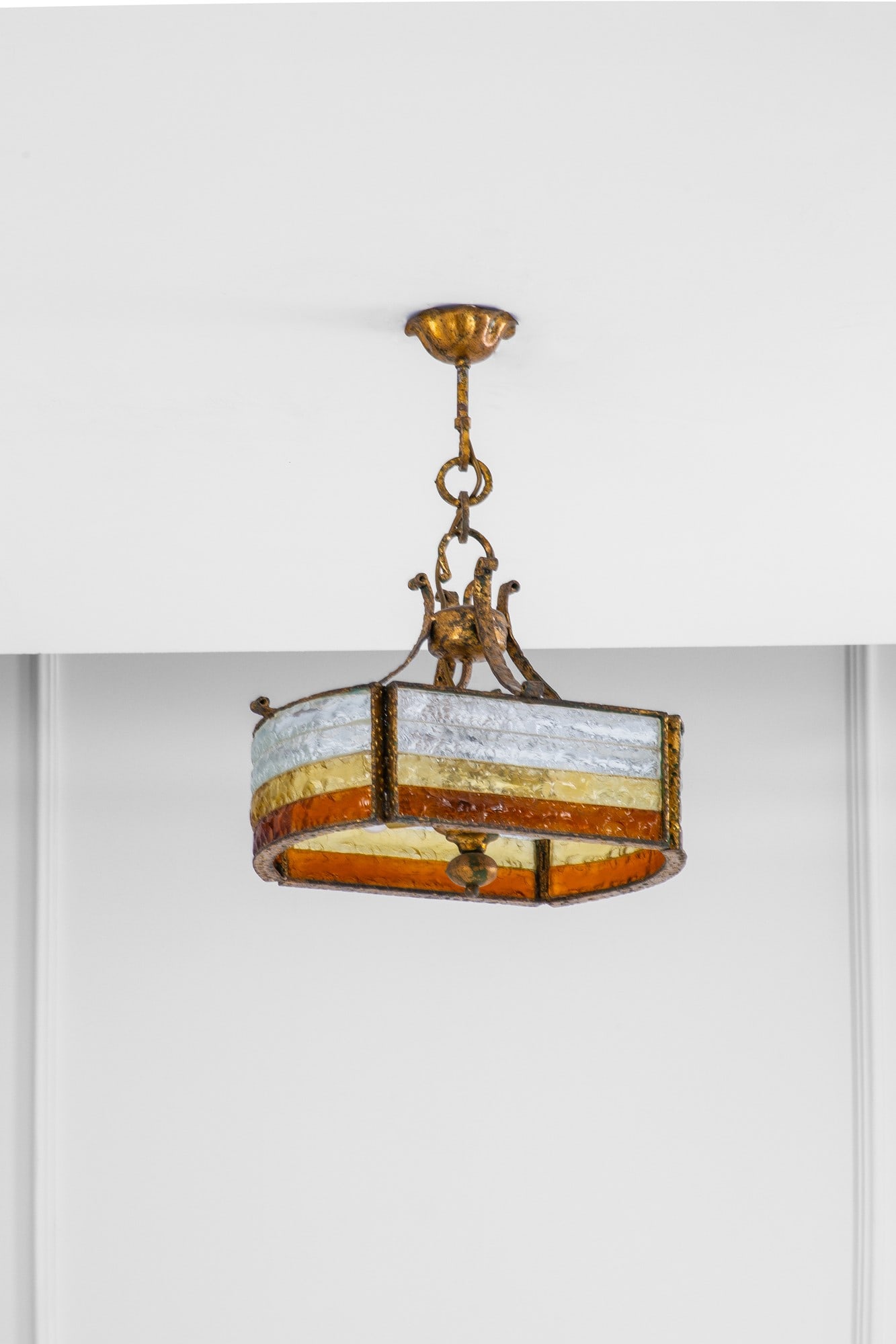 Poliarte. Lampadario: Lampadario Metallo martellato con finitura rame, elementi in vetro colorato e trasparente lavorato a spacco. Prod. Poliarte, 1970 ca. cm 64x49x33