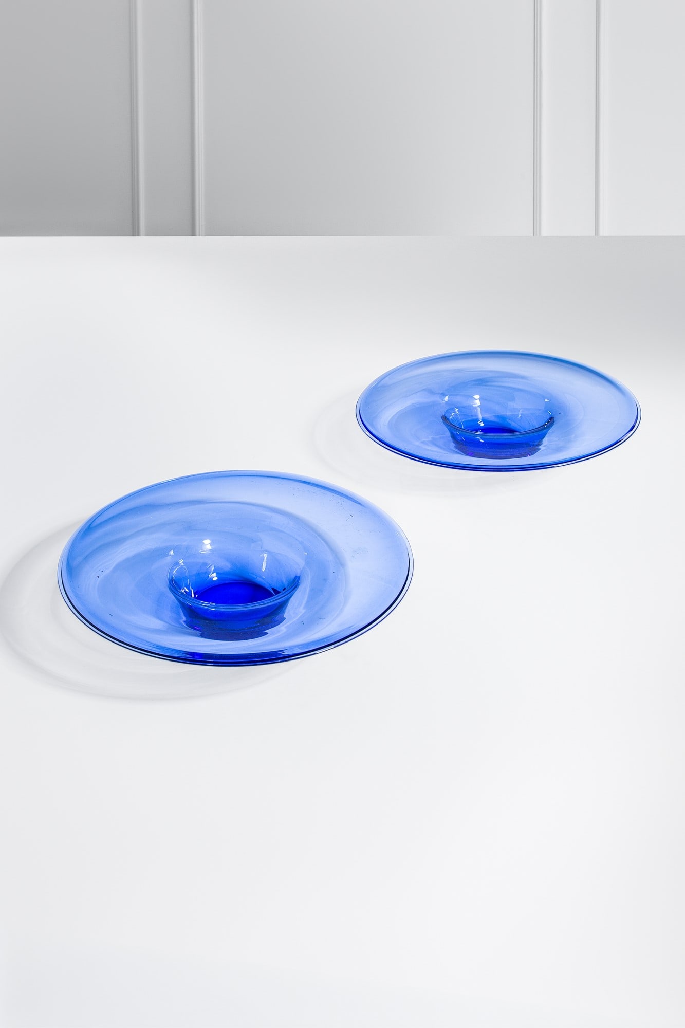 Gae Aulenti. Due centrotavola: Due centrotavola Vetro di Murano colorato Prod. Venini, 1964. Firma incisa e data h cm 8, diam. cm 43