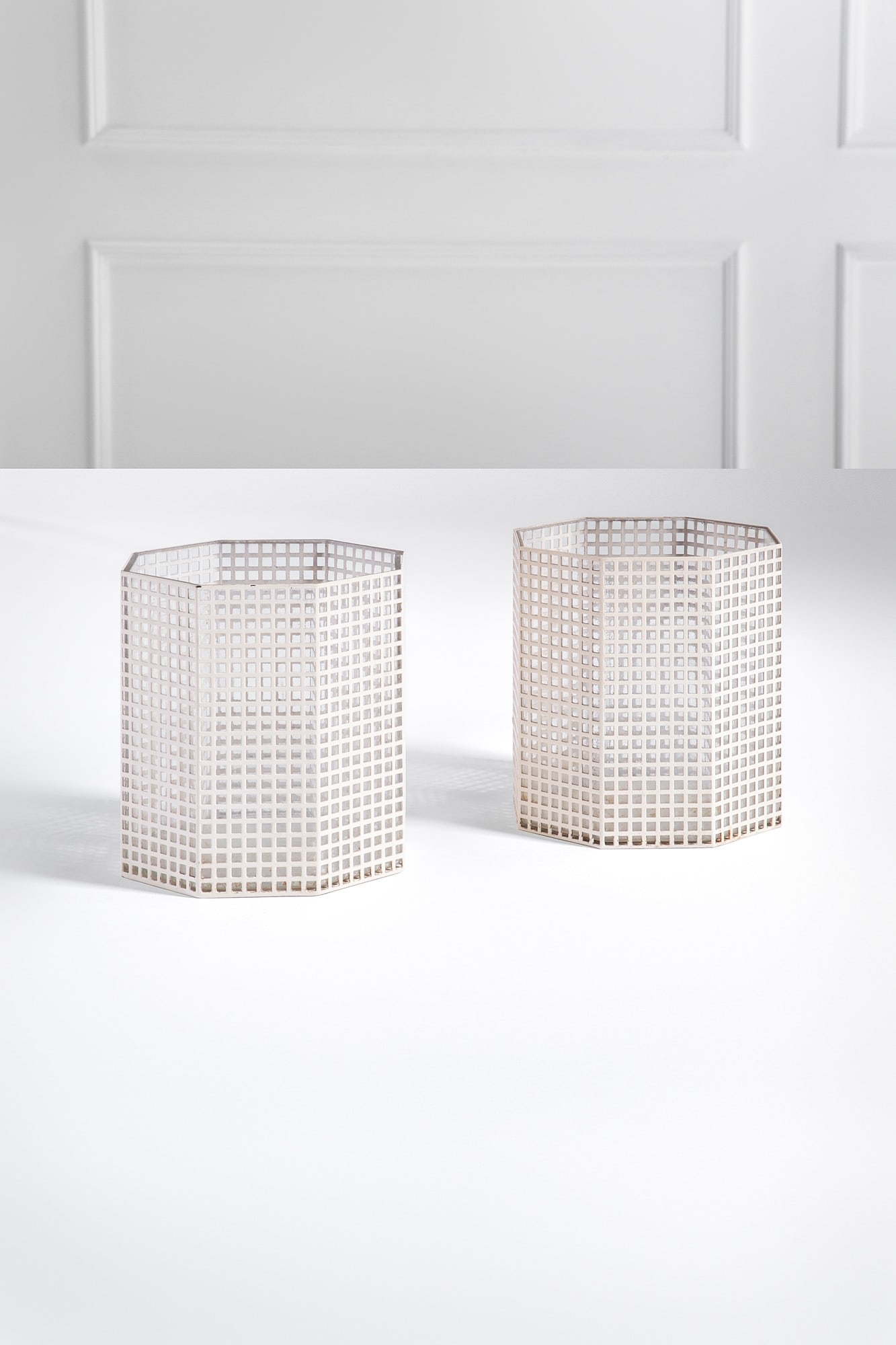 Josef Hoffmann. Due centrotavola: Due centrotavola Metallo traforato e smaltato. Prod. Bieffeplast, 1970 ca. Etichetta del produttore. cm 22x20x20