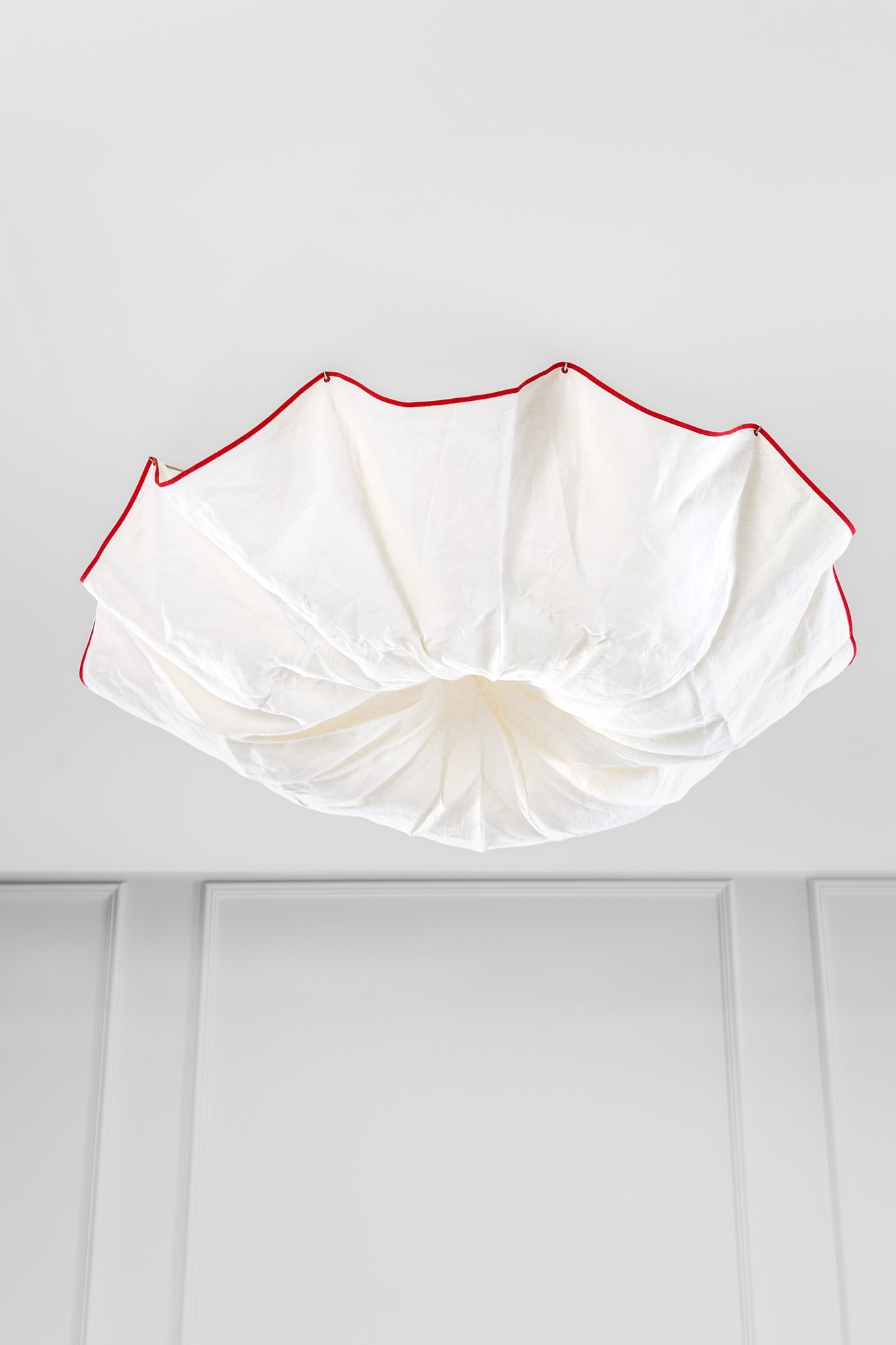 Tobia Scarpa. Lampada da soffitto mod. Celestia: Lampada da soffitto mod. Celestia Metallo verniciao, tessuto di lino. Prod. Flos, progetto del 1982, esemplare del 1997. Etichetta del produttore. h cm 35, diam. cm 130
