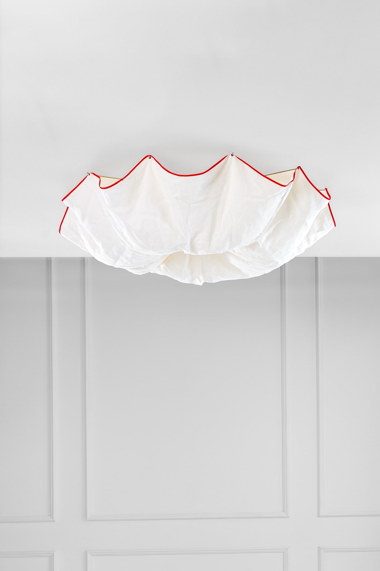 Tobia Scarpa. Lampada da soffitto mod. Celestia: Lampada da soffitto mod. Celestia Metallo verniciato, tessuto di lino. Prod. Flos, progetto del 1982, esemplare del 1997. Etichetta del produttore. h cm 35, diam. cm 130 Bibliografia: G. Gramigna,