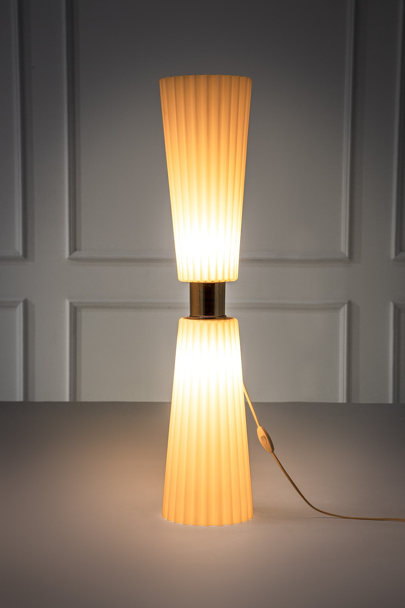 Lampada da tavolo: Lampada da tavolo Metallo cromato, vetro opalino plissettato. 1970 ca. h cm 94, diam. cm 20