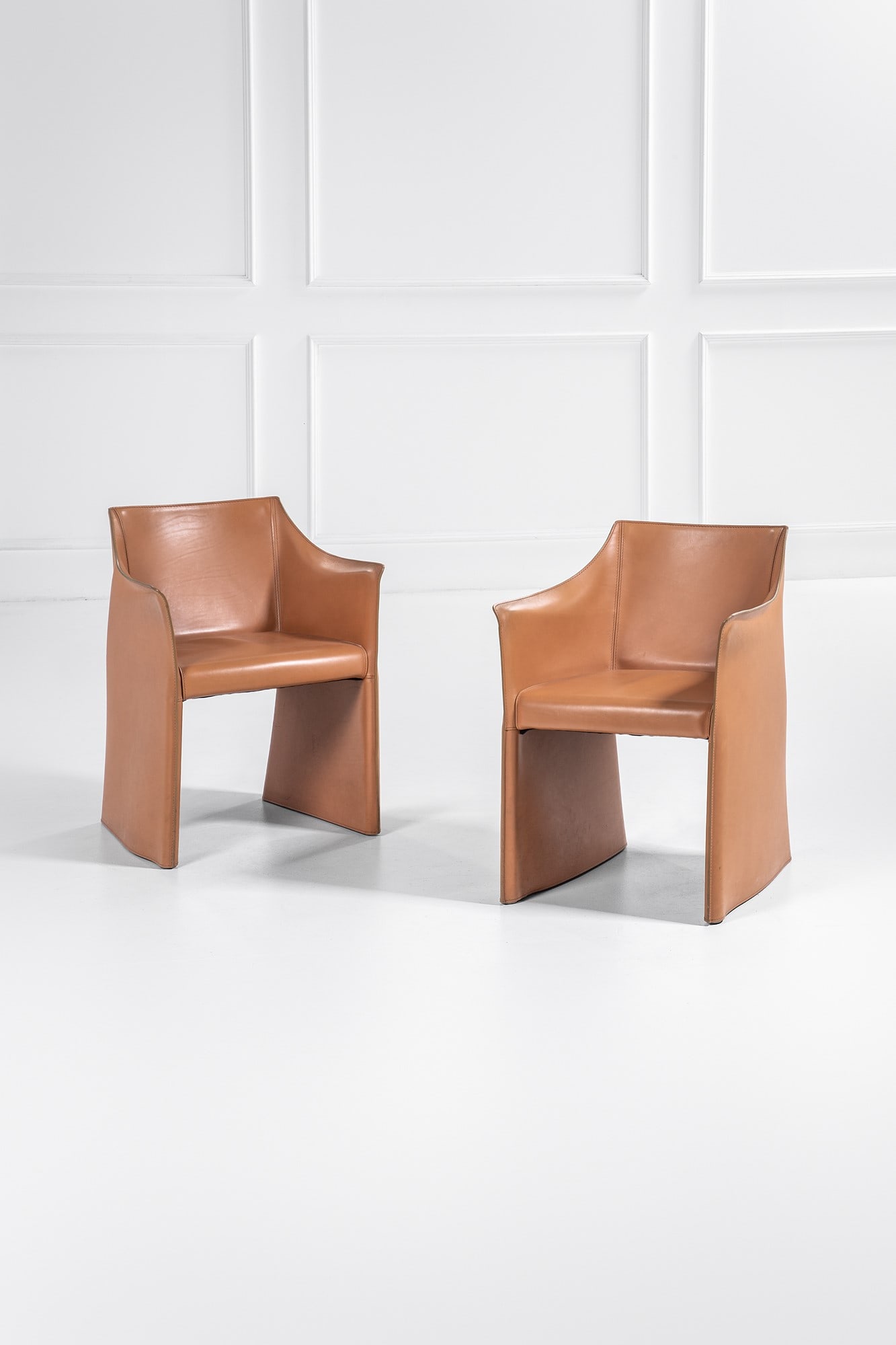 Jasper Morrison. Due sedie mod. Cap Chair 2: Due sedie mod. Cap Chair 2 Struttura rivestita in cuoio. Prod. Cappellini, 2014 Etichetta del produttore. cm 80x58x57