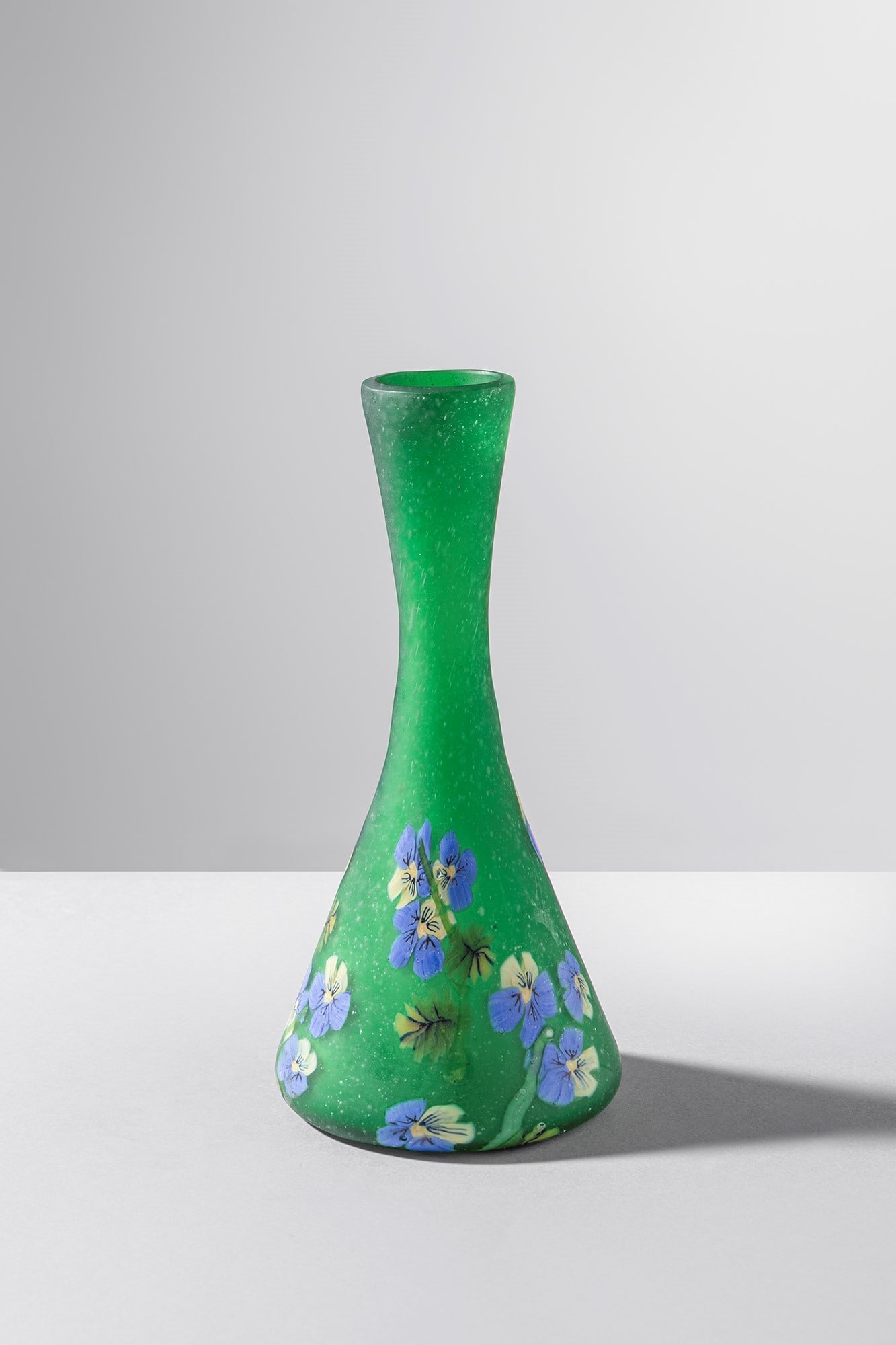 Fratelli Toso. Piccolo vaso: Piccolo vaso Vetro soffiato verde decorato con murrine a forma di fiori policromi e foglie. Fratelli Toso, 1920 ca. h cm 16, diam. Cm 8