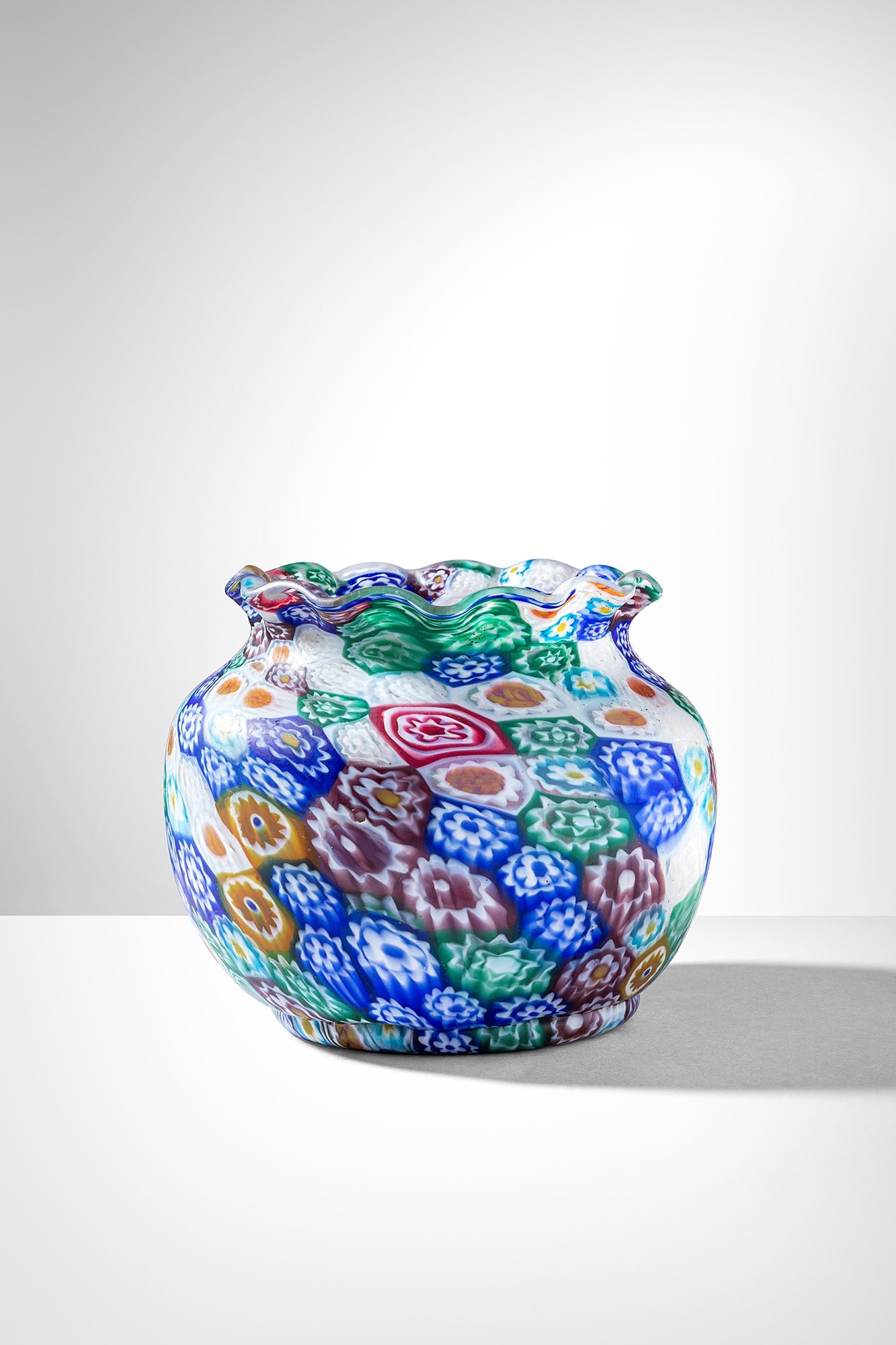 Fratelli Toso. Vaso a murrine: Vaso a murrine Vetro soffiato lavorato a murrine policrome. Fratelli Toso, 1920 ca. h cm 13, larg. cm 15