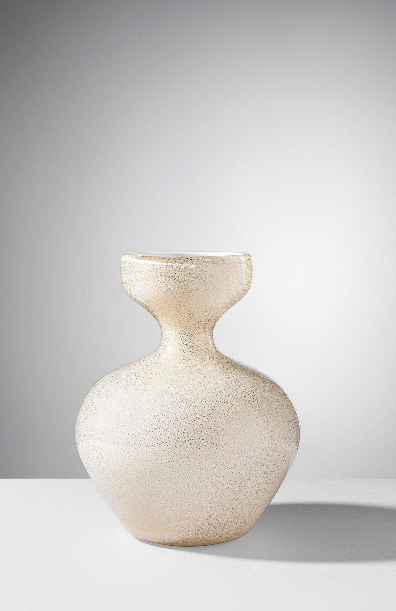 Flavio Poli. Vaso: Vaso Vetro soffiato lattimo con foglia d’oro. Seguso Vetri d’Arte, 1940 ca. h cm 18, larg. cm 13
