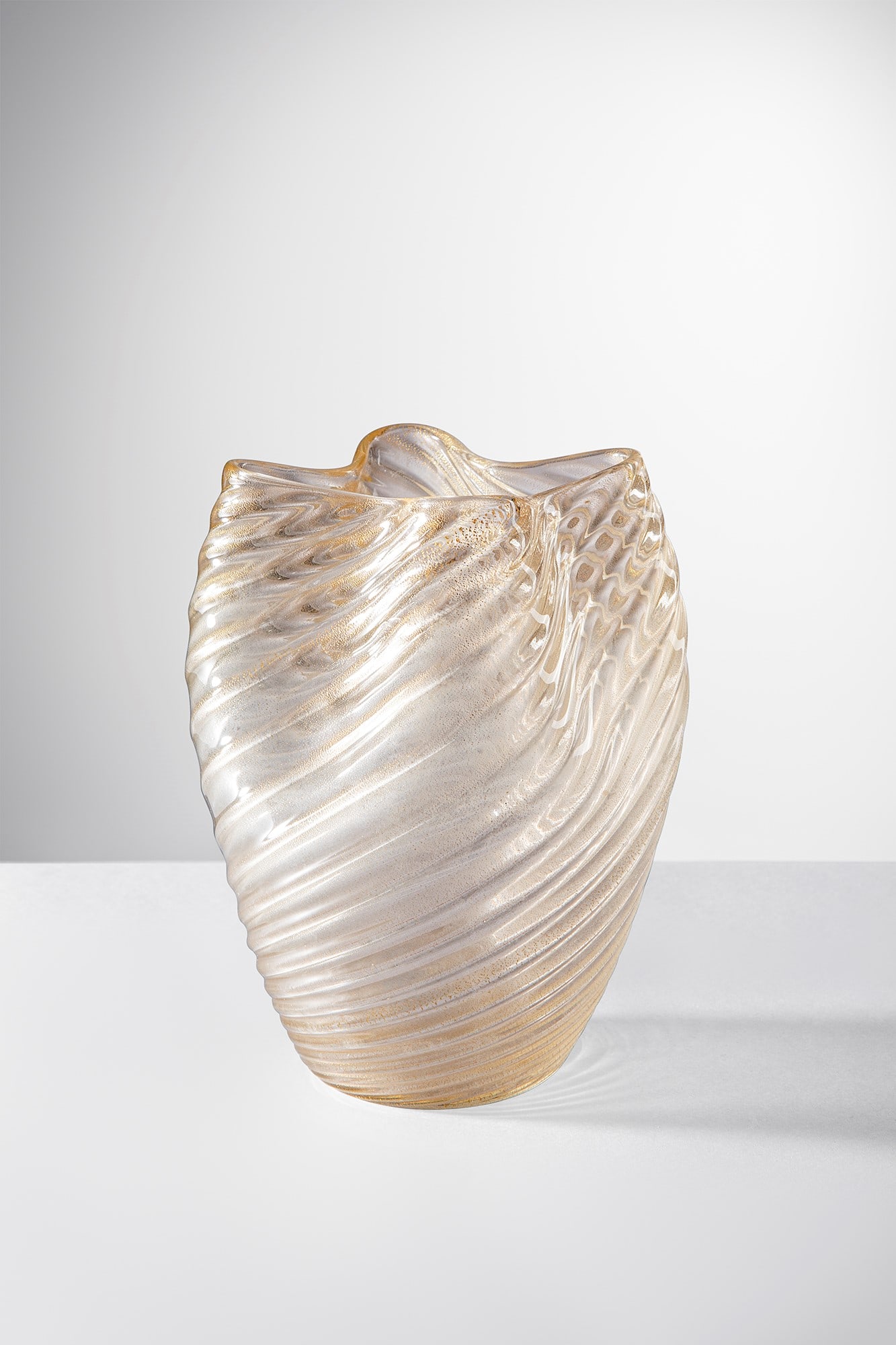 Flavio Poli. Vaso: Vaso Vetro cristallo lavorato a rigadin ritorto e foglia d’oro. Seguso Vetri d’Arte, 1940. cm 16x8x8