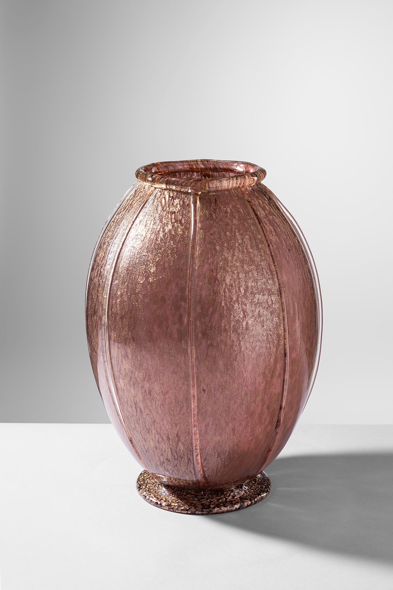 Vetreria Barovier. Vaso: Vaso Vetro soffiato con avventurina, fili cristallo applicati a caldo. Barovier & Toso, 1930 ca. h cm 37, diam. cm 24