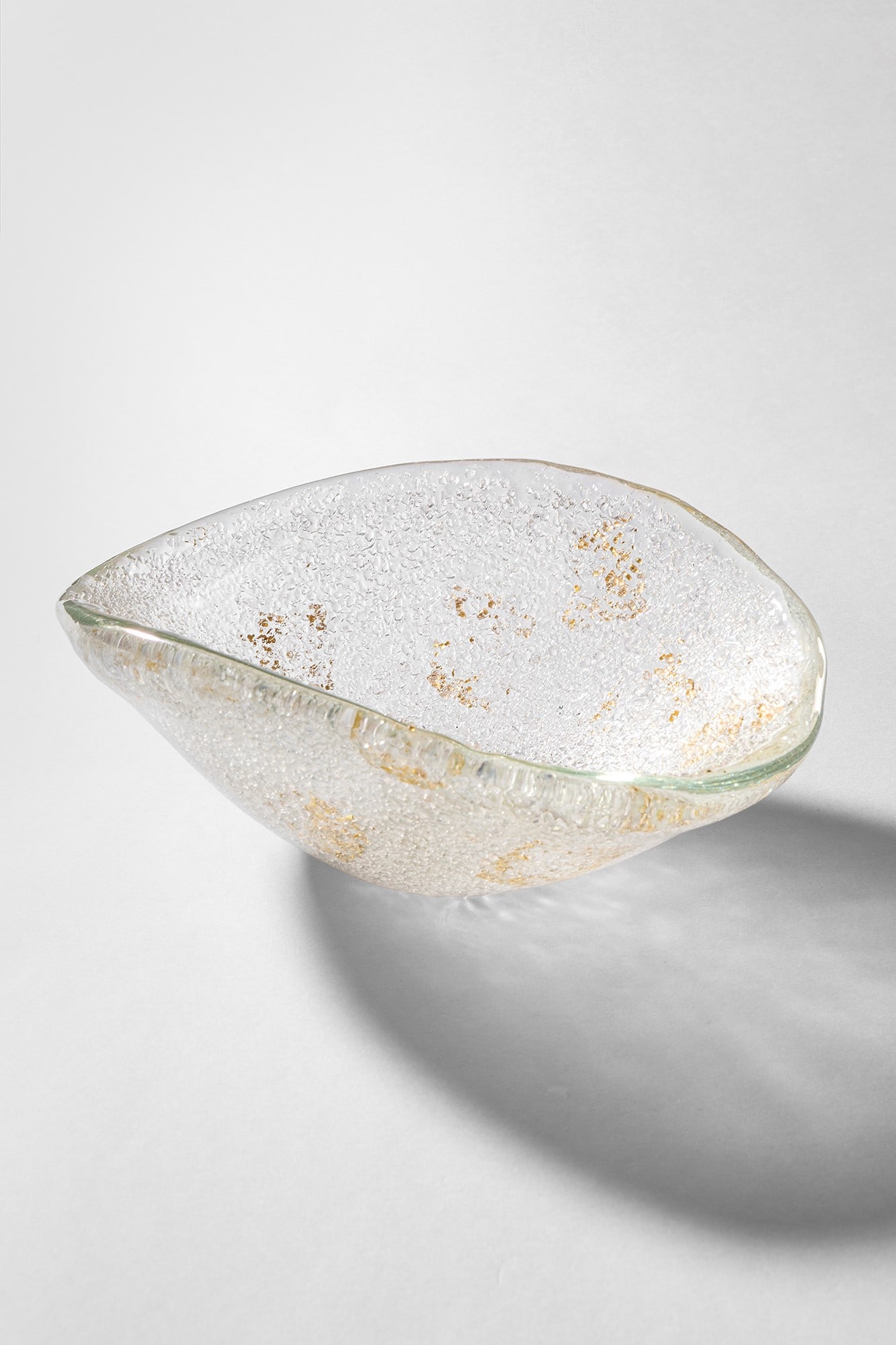 Ercole Barovier. Coppa della serie Rugiadoso: Coppa della serie Rugiadoso Eseguita su piastra con granuli vitrei applicati a caldo su vetro incolore per ottenere l’effetto rugiada. Decorata con foglia d’oro. Barovier & Toso, 1960. Questa