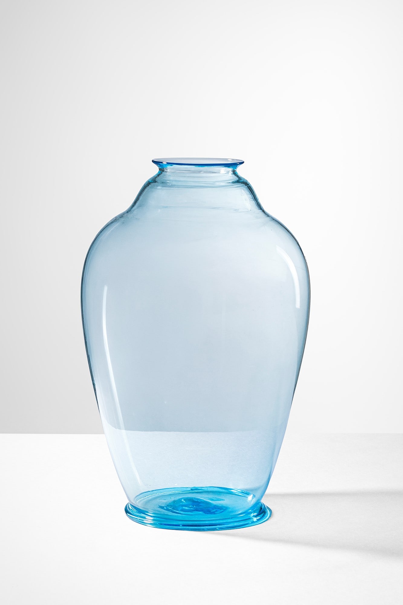 Vittorio Zecchin. Vaso: Vaso Vetro soffiato trasparente bluino, corpo costolato. M.V.M. Cappellin & C., 1930 ca. h cm 24, larg. cm 15