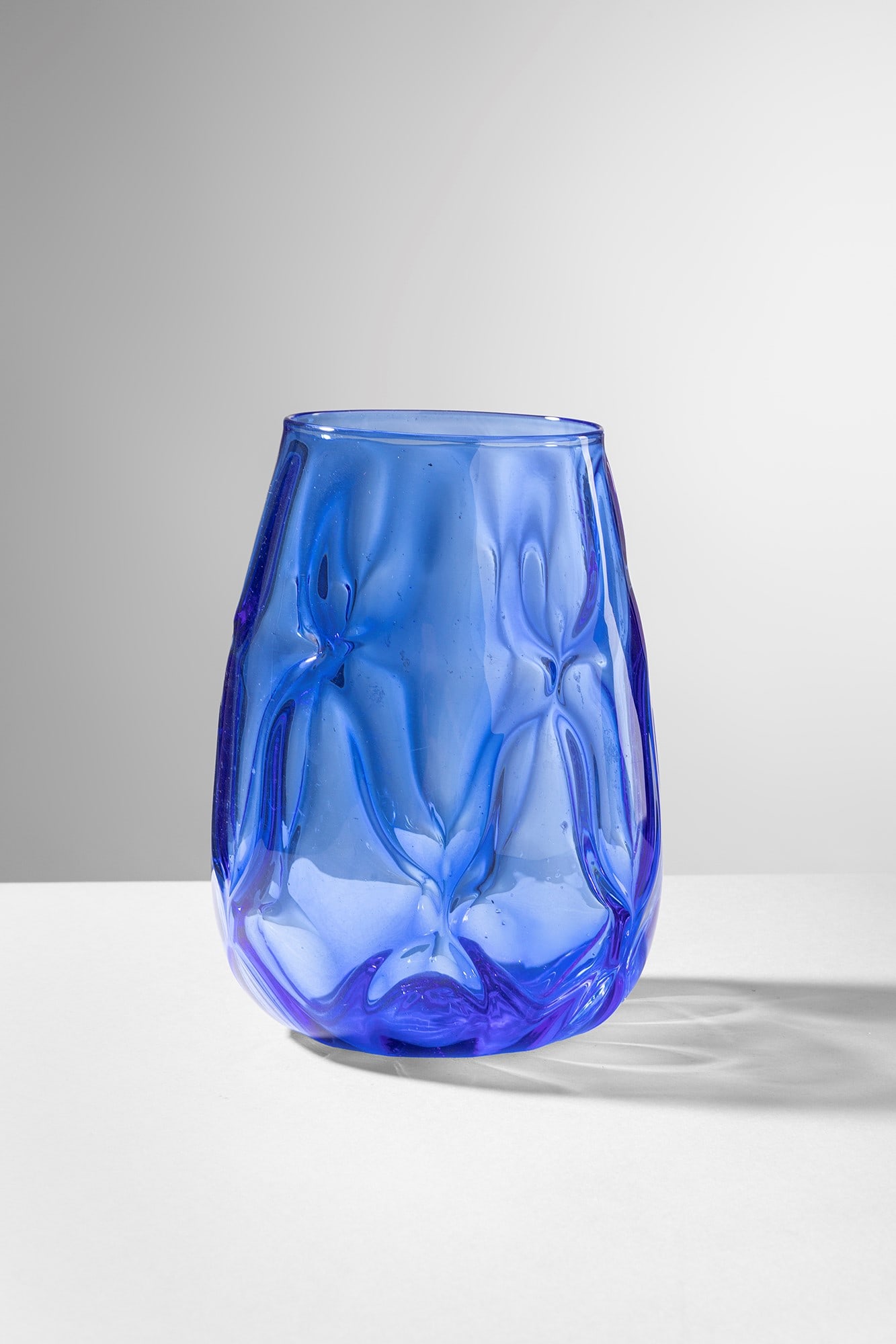 Vittorio Zecchin. Vaso: Vaso Vetro soffiato trasparente azzurro decorato da fili applicati a onde. M.V.M. Cappellin & C., 1925. h cm 17, larg. cm 12