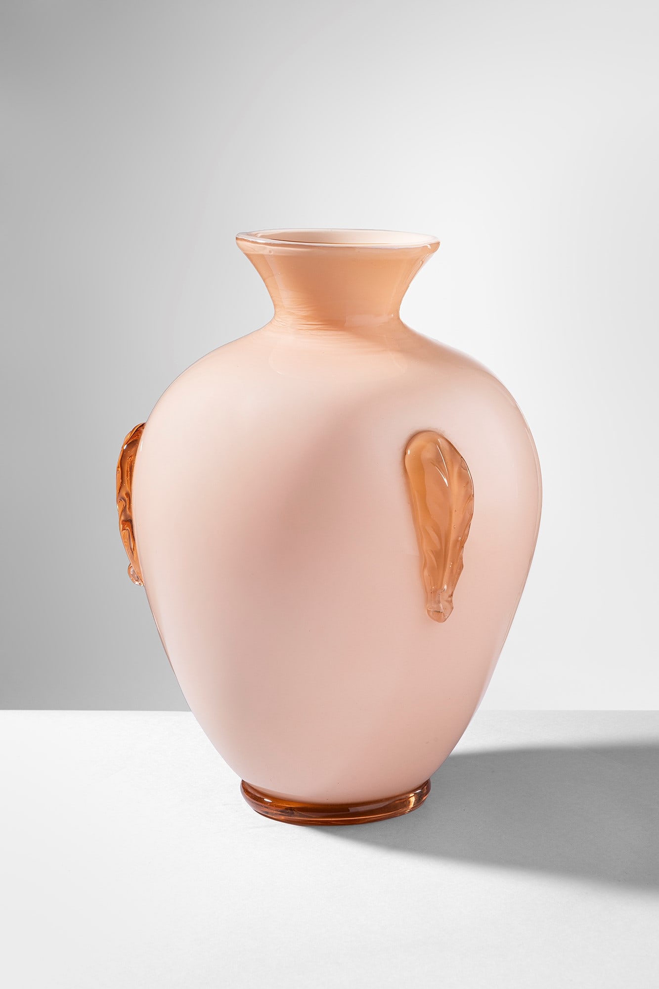 Flavio Poli. Vaso mod. Z 2272: Vaso mod. Z 2272 Vetro incamiciato con tre palmette e base ambra applicate a caldo. Seguso Vetri d’Arte, 1936. h cm 31, larg. cm 21 Bibliografia: Marc Heiremans (a cura di) Seguso Vetri d’Arte Gla