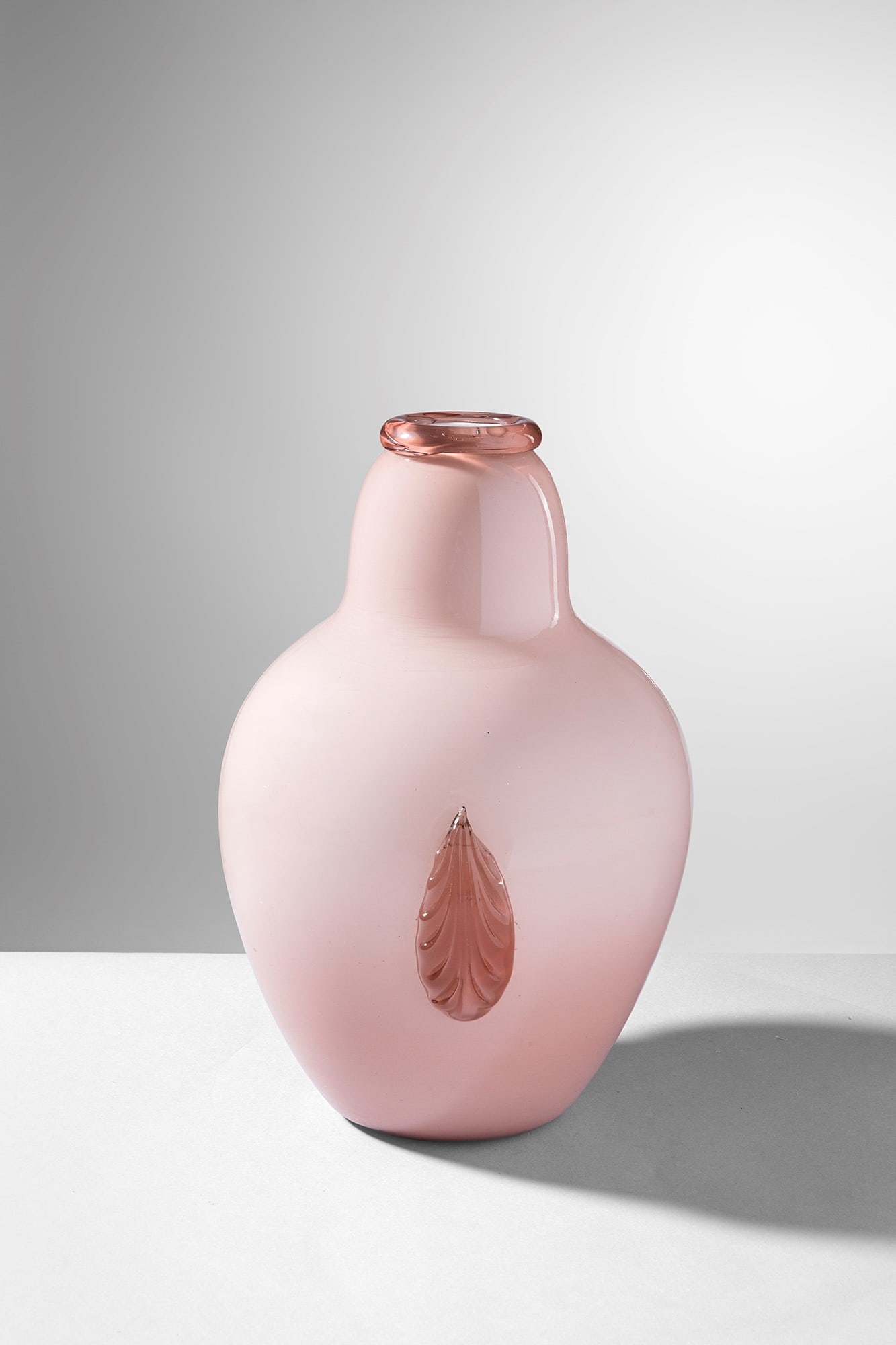 Napoleone Martinuzzi. Vaso ovoidale con due palmette applicate verticalmente (1 of 4)