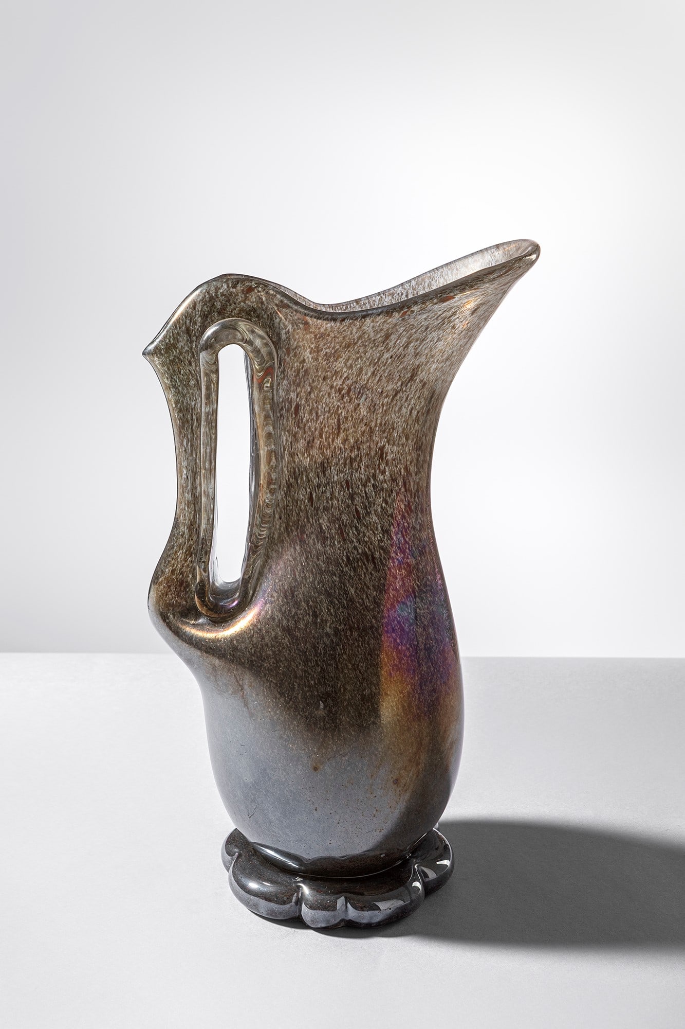 Ercole Barovier. Vaso della serie Eugeneo: Vaso della serie Eugeneo Vetro soffiato con ansa ricavata tagliando la parete, colorazione ottenuta a caldo senza fusione. Superficie fortemente iridata. Barovier & Toso, 1951. cm 26x14x6 Bibliografia