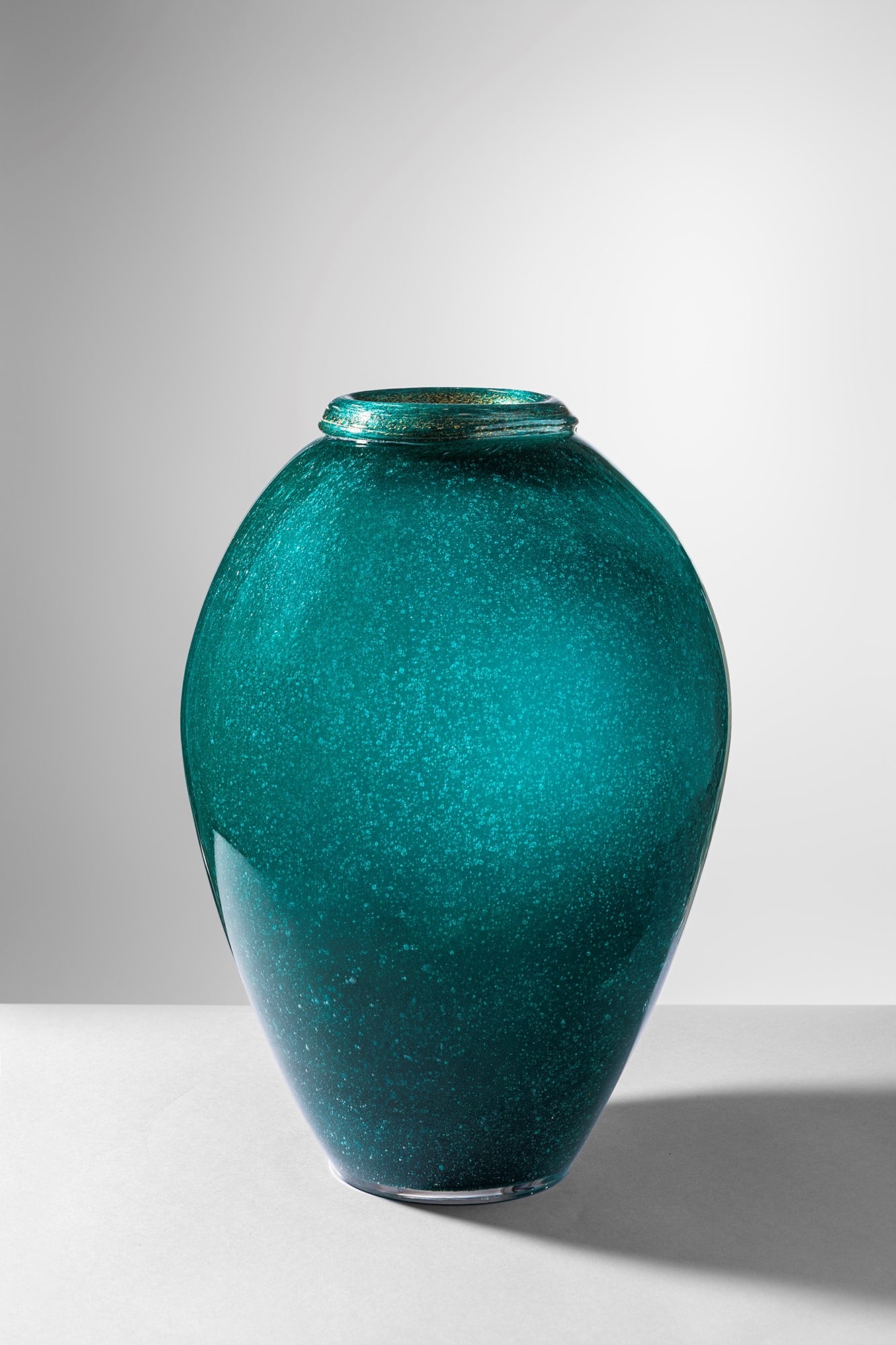 Archimede Seguso. Vaso: Vaso Vetro verde a bollicine, bordo lavorato con inclusione di foglia d'oro. Archimede Seguso Murano, 1940 ca. h cm 29, diam. cm 19