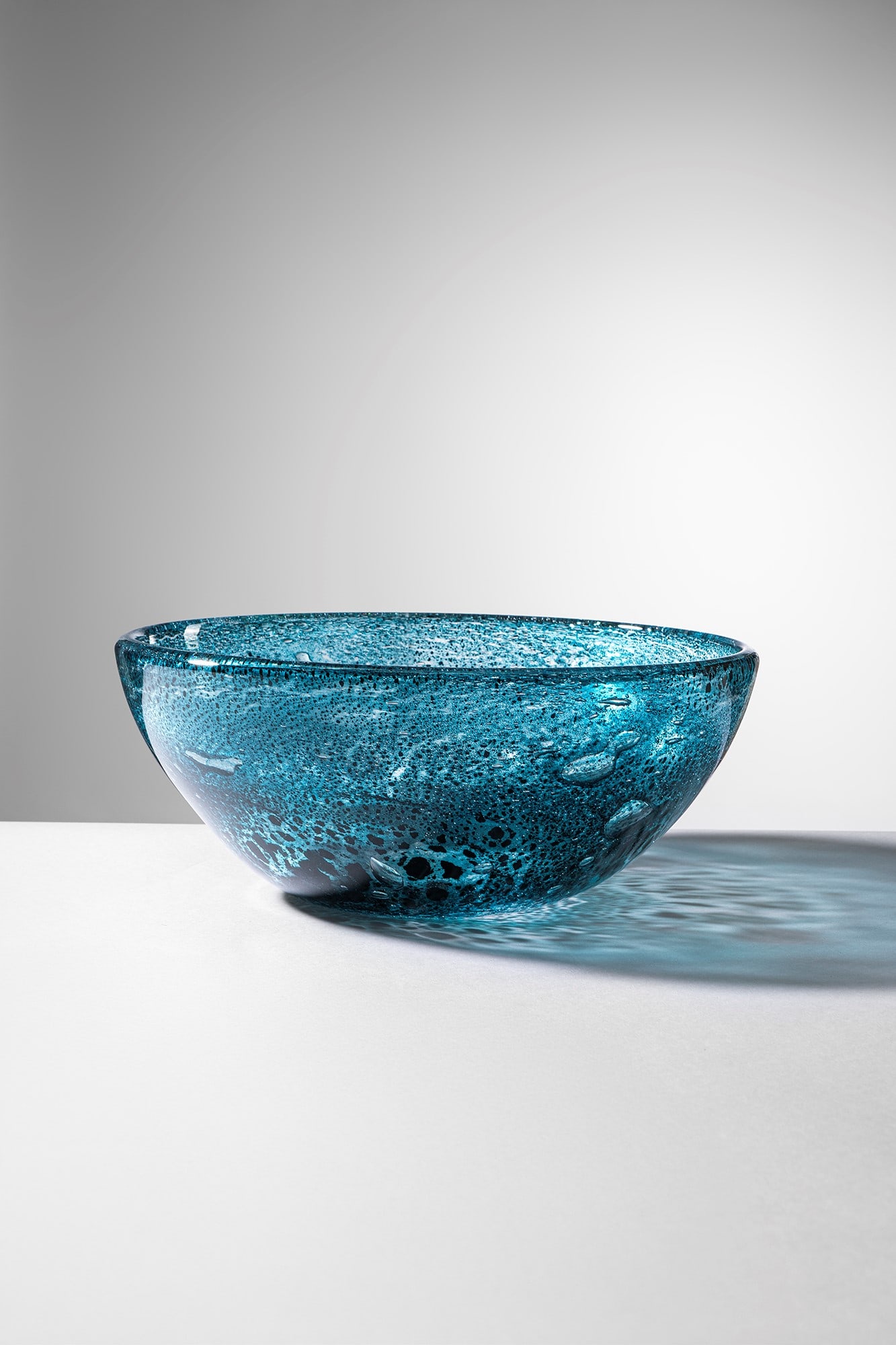 Ercole Barovier. Coppa della serie Laguna Gemmata: Coppa della serie Laguna Gemmata Vetro soffiato azzurro ottenuto con la tecnica della colorazione a caldo senza fusione. Barovier & Toso, 1935-36. h cm 12, diam. cm 30 Bibliografia: Attilia Dorigato (