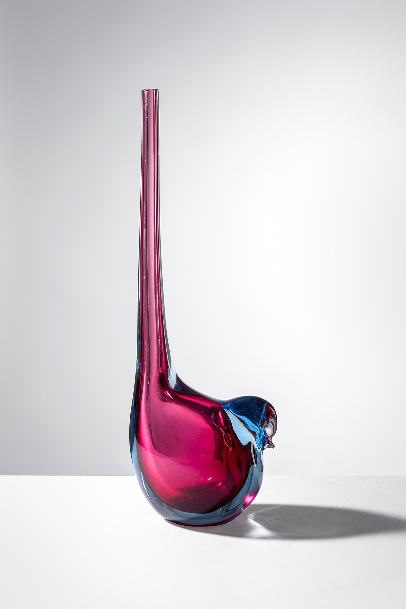 Alfredo Barbini. Vaso a guisa di passerotto: Vaso a guisa di passerotto Vetro sommerso blu/viola. Barbini, 1960 ca. cm 41x15x11