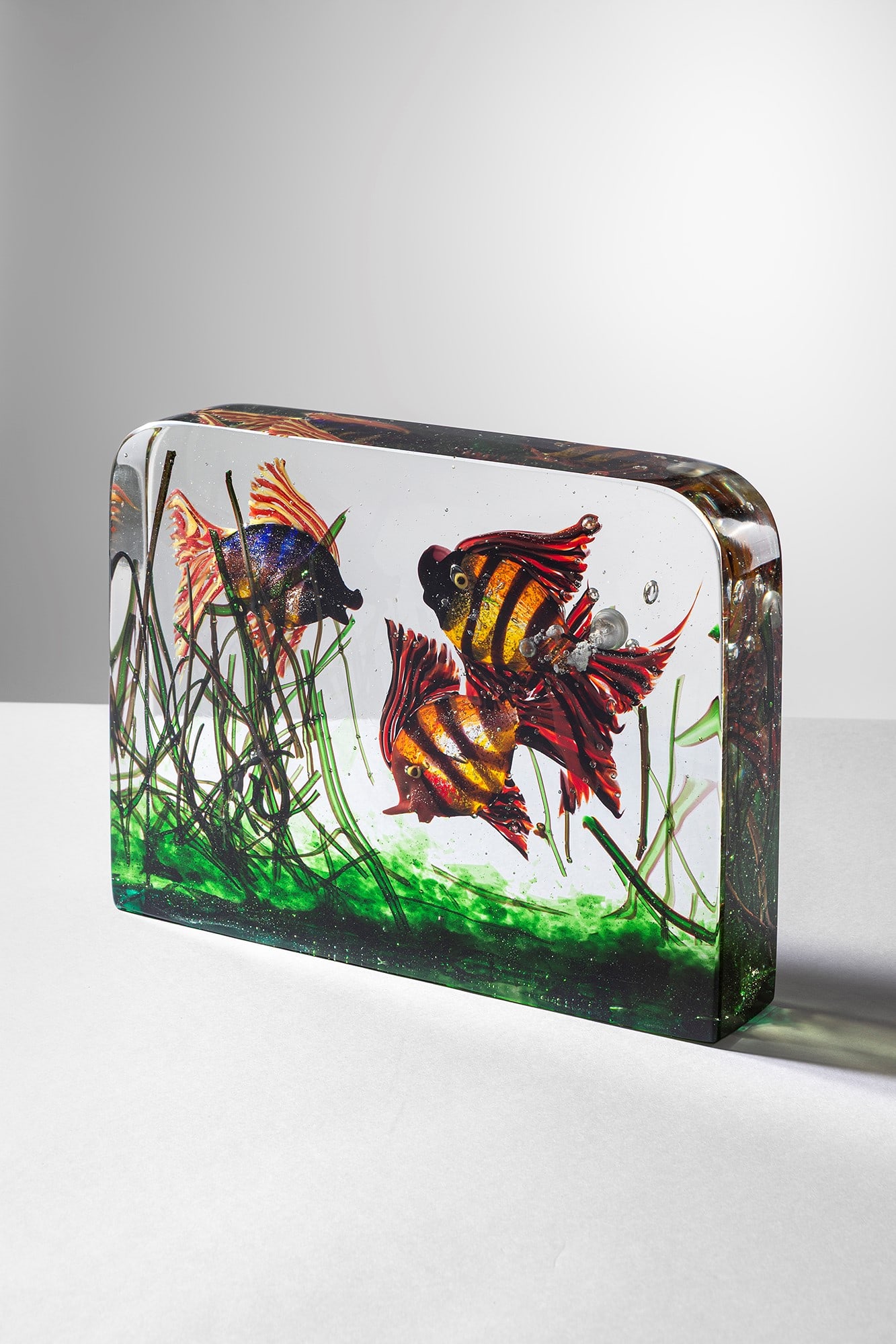 Alfredo Barbini. Acquario: Acquario Blocco di vetro incolore che ingloba tre pesci policromi precedentemente formati. Gino Cenedese, 1940 ca. cm 21x27x5