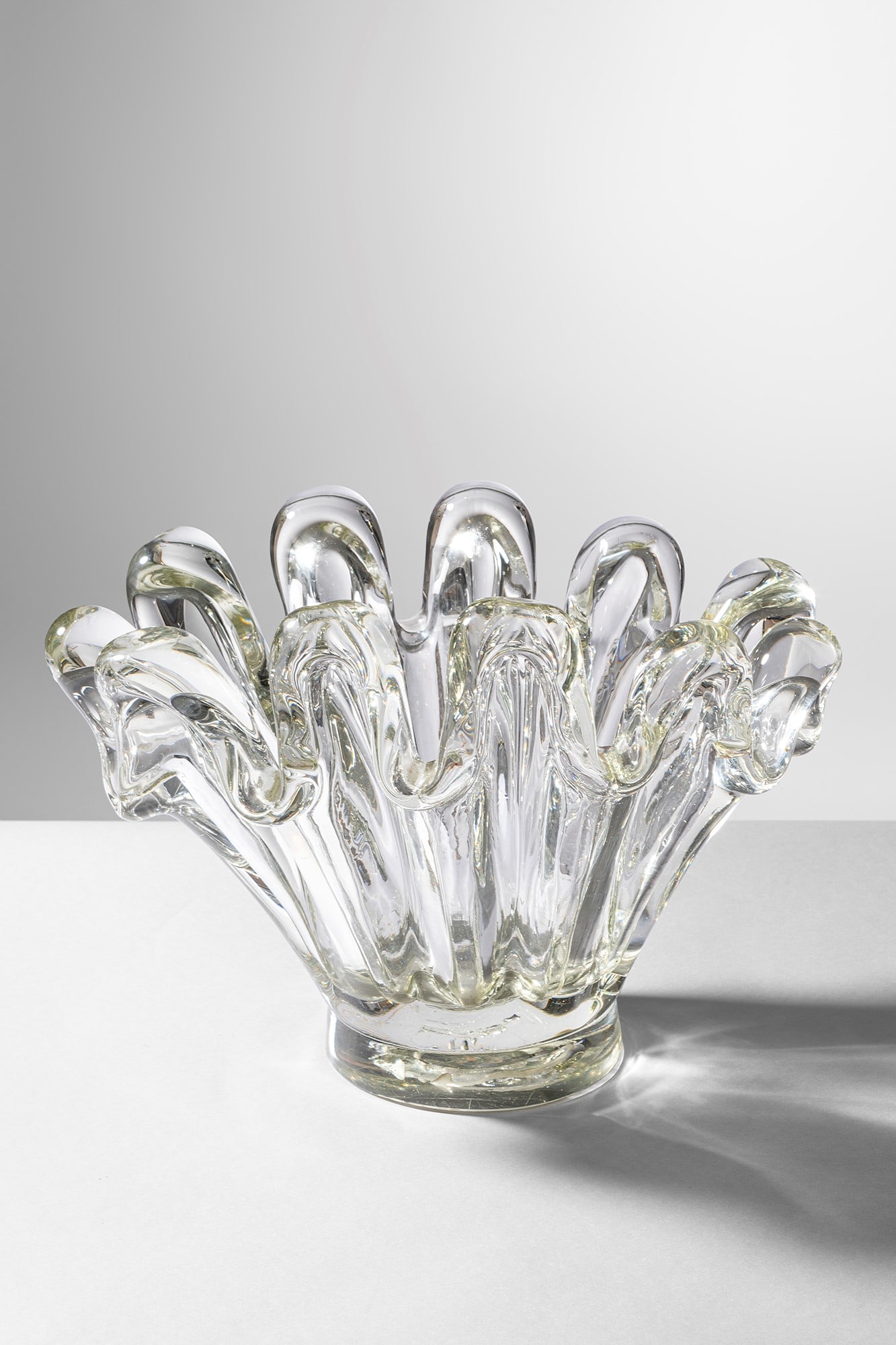 Ercole Barovier. Conchiglia: Conchiglia Vetro soffiato di grosso spessore cristallo con lobi molto pronunciati. Barovier & Toso, 1942 ca. cm 24x20x30 Bibliografia: Attilia Dorigato (a cura di), Ercole Barovier, 1889- 1974. Vetrai