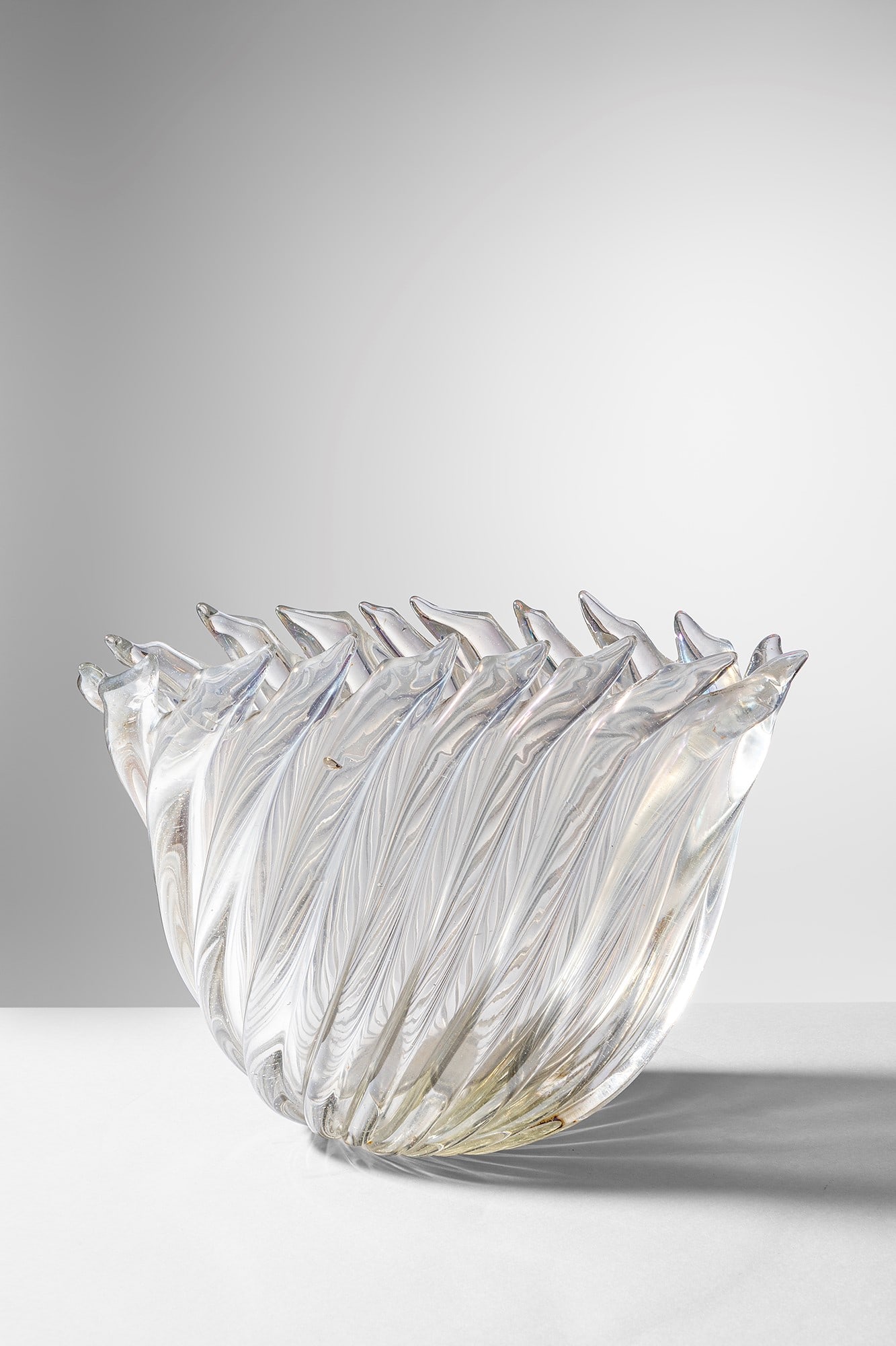 Ercole Barovier. Vaso della serie Frastagliati: Vaso della serie Frastagliati Vetro soffiato cristallo lievemente iridato caratterizzato da un bordo frastagliato. Barovier & Toso, 1938 ca. cm 22x30x12 Bibliografia: A. Dorigato (a cura di), Ercole B