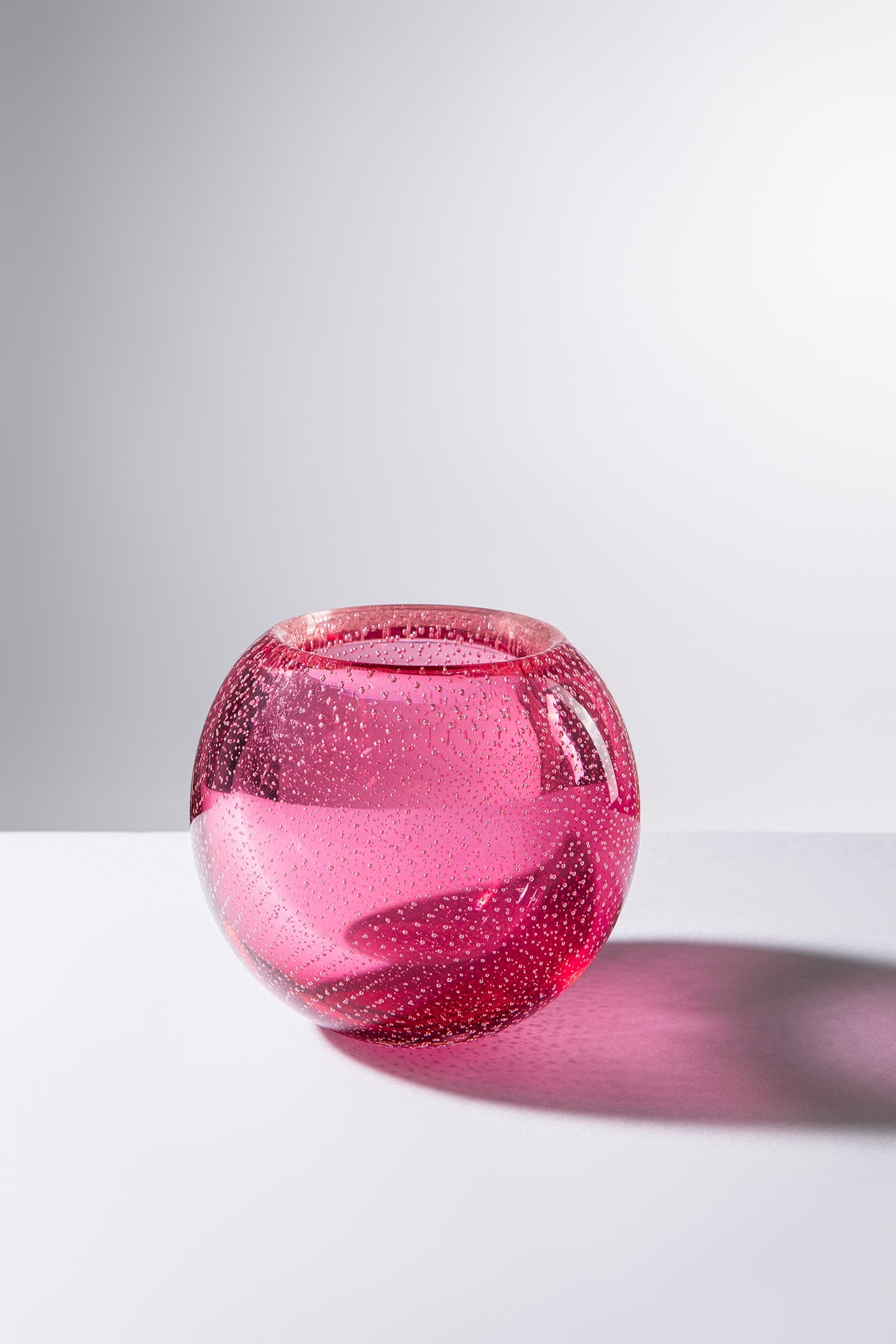 Flavio Poli. Vaso sferico: Vaso sferico Vetro cristallo sommerso rubino con inclusione di bollicine. Seguso Vetri d’Arte, 1935. h cm 13, diam. cm 14