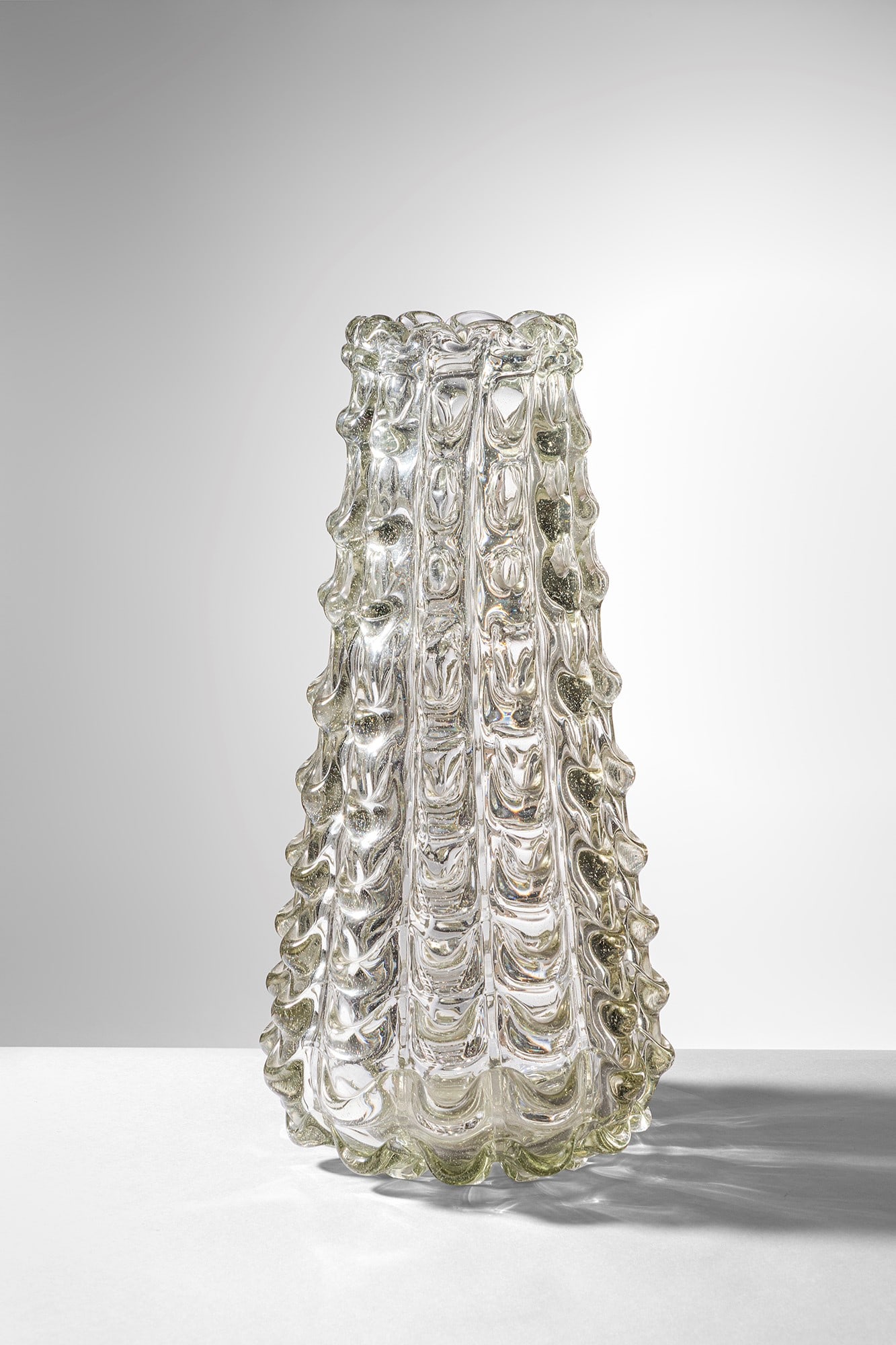 Aureliano Toso. Vaso con festoni: Vaso con festoni Vetro soffiato cristallo, decorato con festoni applicati a caldo su tutta la superficie. Aureliano Toso, 1940 ca. h cm 42, diam. cm 20