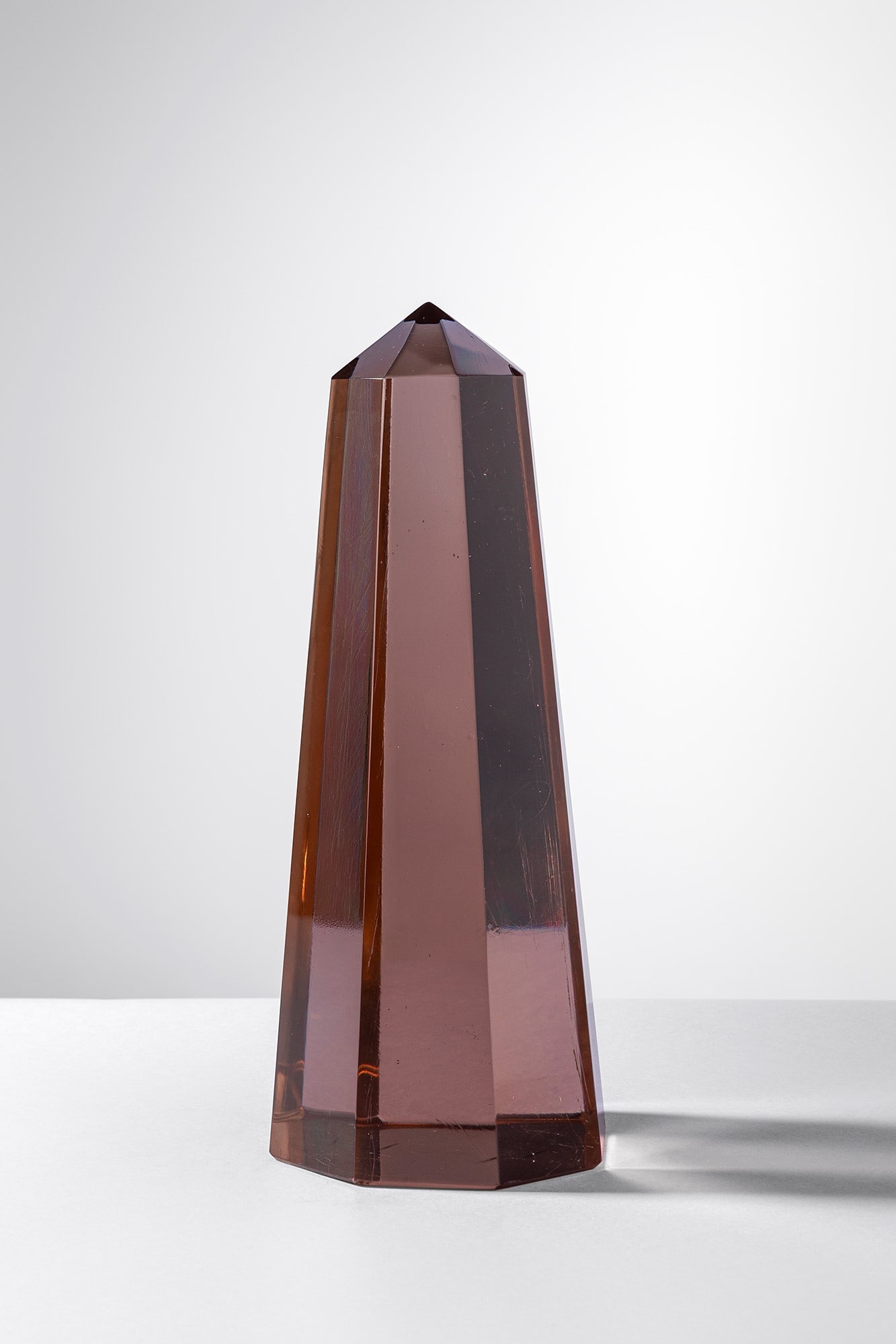 Paolo Venini. Obelisco: Obelisco Vetro pesante ametista. Venini, 1950 ca. Firma all'acido Venini Murano Italia. cm 22x9x8