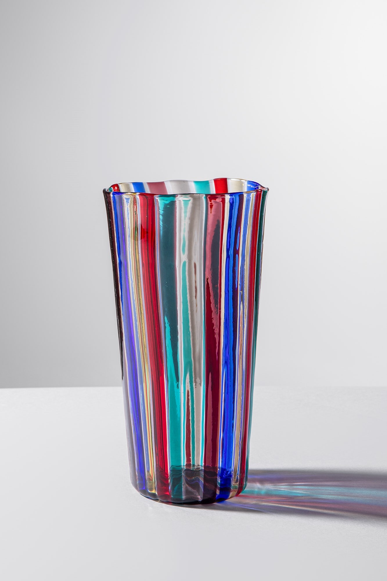 Gio Ponti. Bicchiere mod. 3702: Bicchiere mod. 3702 Vetro a canne verticali a sei colori. Venini, 1946-47. Firma all'acido Venini Murano. h cm 15, diam. cm 8 Bibliografia: Marino Barovier, Carla Sonego (a cura di), Paolo Venini e