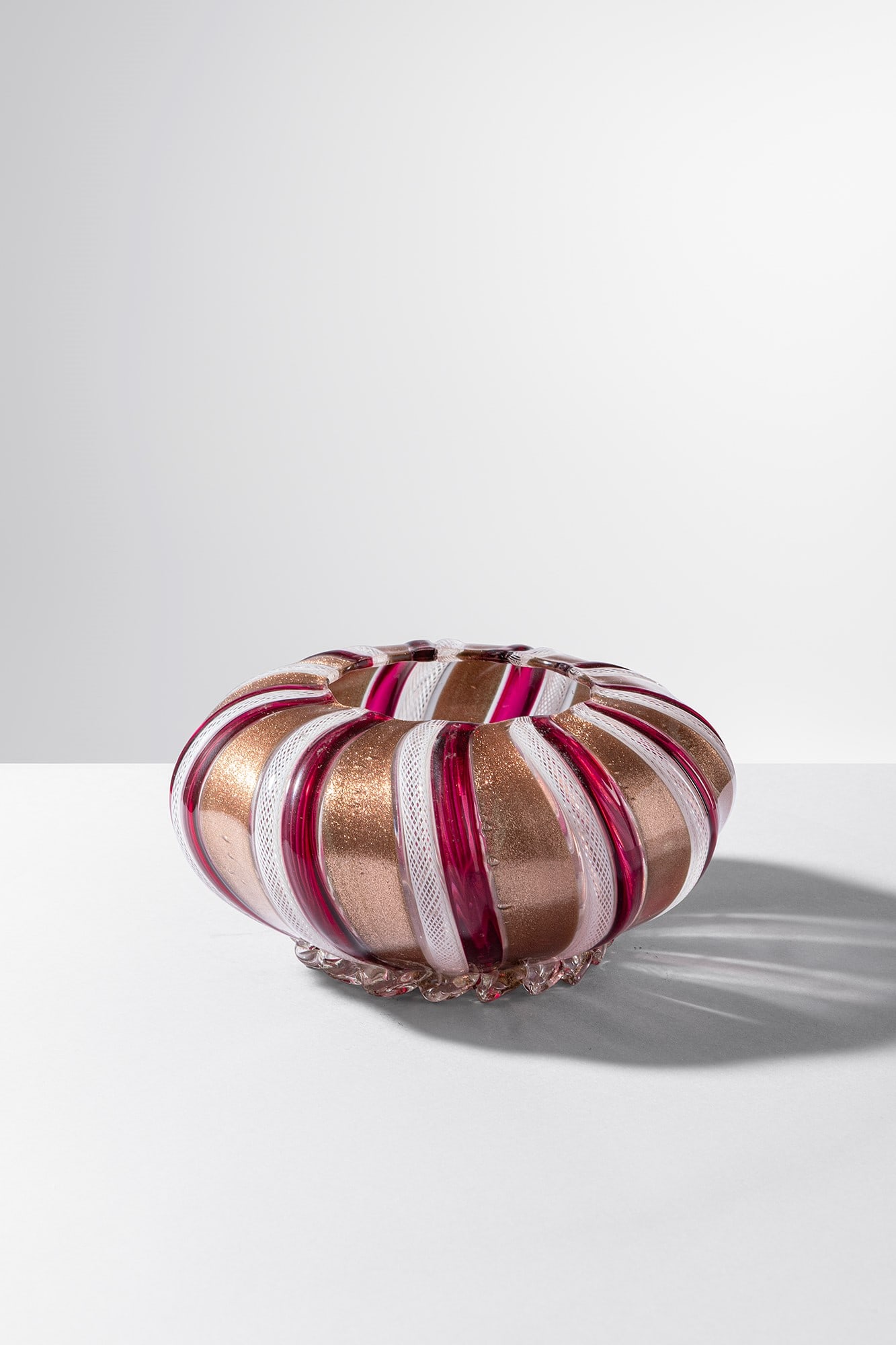 Aureliano Toso. Coppa: Coppa Vetro a canne di avventurina, rubino e reticello. Aureliano Toso, 1950 ca. h cm 8, diam. cm 16