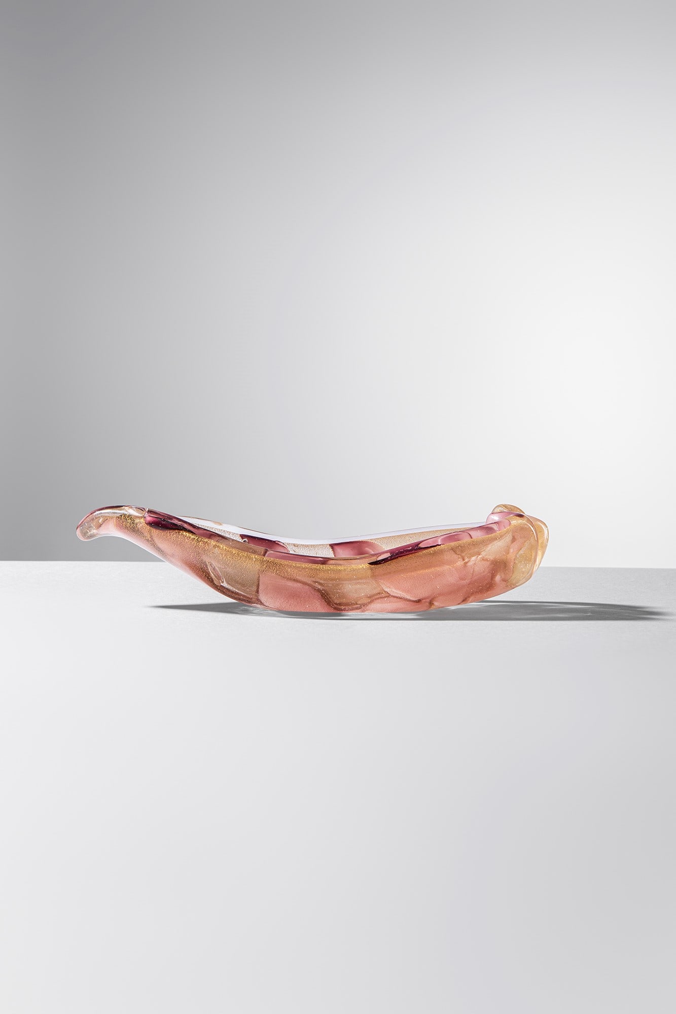 Ercole Barovier. Coppa a macchie: Coppa a macchie Vetro soffiato incolore con decoro di macchie rosse opache e foglia d’oro. Prod. Barovier & Toso, 1955 ca. Firma incisa a punta Barovier e Toso Murano. cm 4x19x8