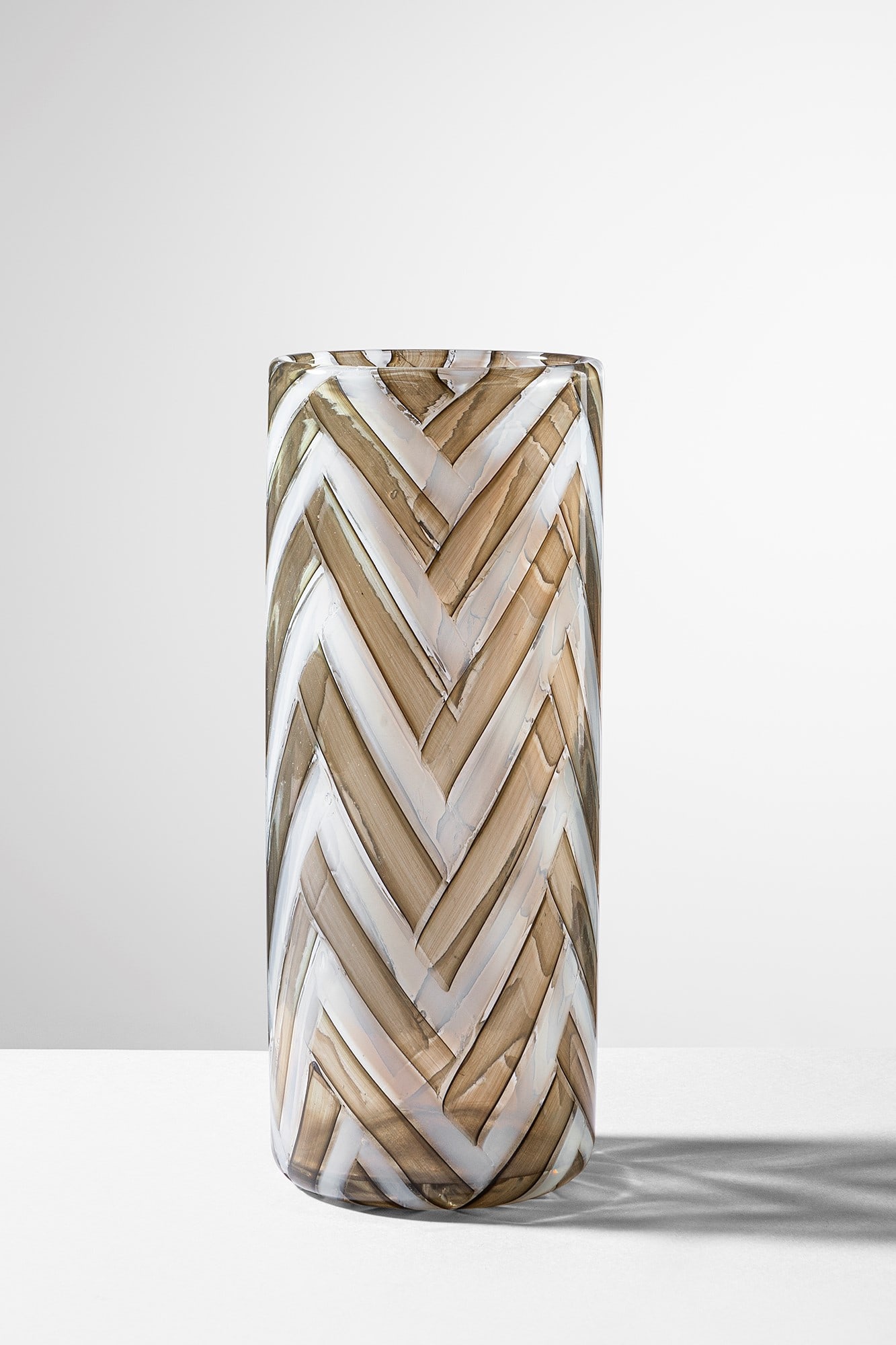 Ercole Barovier. Vaso della serie a Spina: Vaso della serie a Spina Tessuto vitreo costituito da tessere rettangolari opalino a bordi viola e tessere ambra. Barovier & Toso, 1958. h cm 25, diam. cm 10 Bibliografia: A. Dorigato (a cura di), Erc