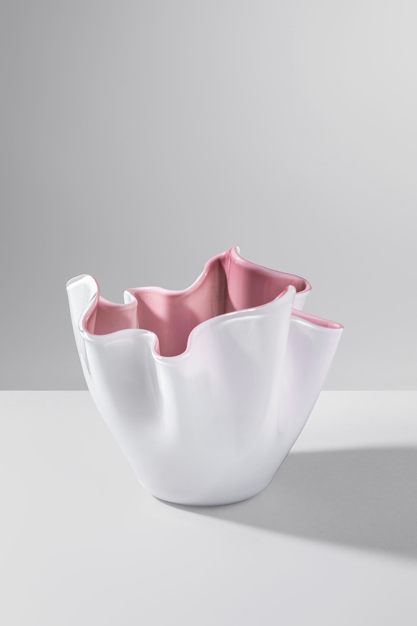 Fulvio Bianconi - Paolo Venini. Fazzoletto mod. 3924: Fazzoletto mod. 3924 Vetro soffiato incamiciato lattimo e rosa. Venini, 1955-60. Firma incisa a punta Venini Italia. h cm 14, larg. cm 16 Bibliografia: Marino Barovier e Carla Sonego (a cura di), Fulv