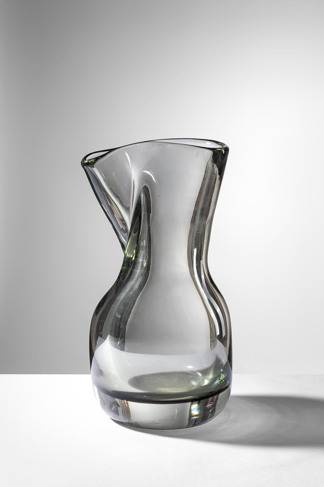 Mario Pinzoni. Vaso mod. 13983: Vaso mod. 13983 Vetro soffiato sommerso grigio. Seguso Vetri d’Arte, 1967-1968. h cm 33, diam. cm 18 Bibliografia: Marc Heiremans (a cura di), Seguso Vetri d’Arte. Glass Object from Murano (1932-1