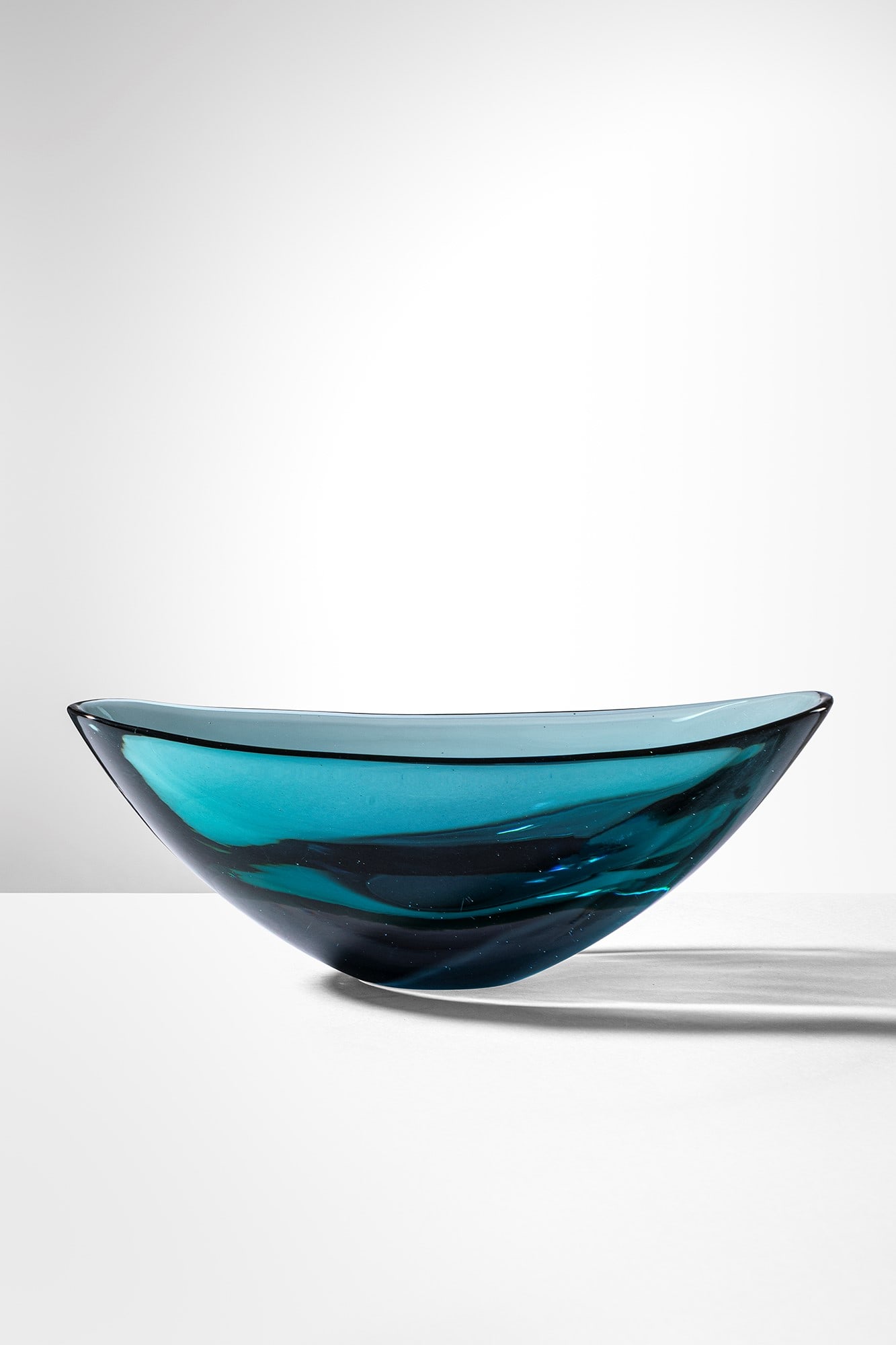 Flavio Poli. Vaso sommerso mod. 7276: Vaso sommerso mod. 7276 Vetro soffiato sommerso verde e ametista. Seguso Vetri d’Arte, 1950 ca. cm 11x29x14 Bibliografia: Marc Heiremans (a cura di) Seguso Vetri d’Arte Glass Object from Murano