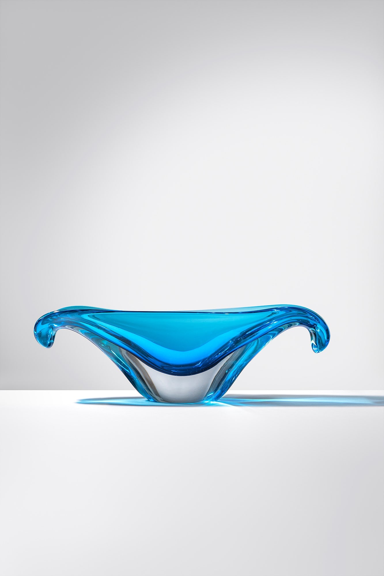 Flavio Poli. Vaso: Vaso Vetro soffiato sommerso blu. Seguso Vetri d’Arte, 1950 ca. cm 17x54x15