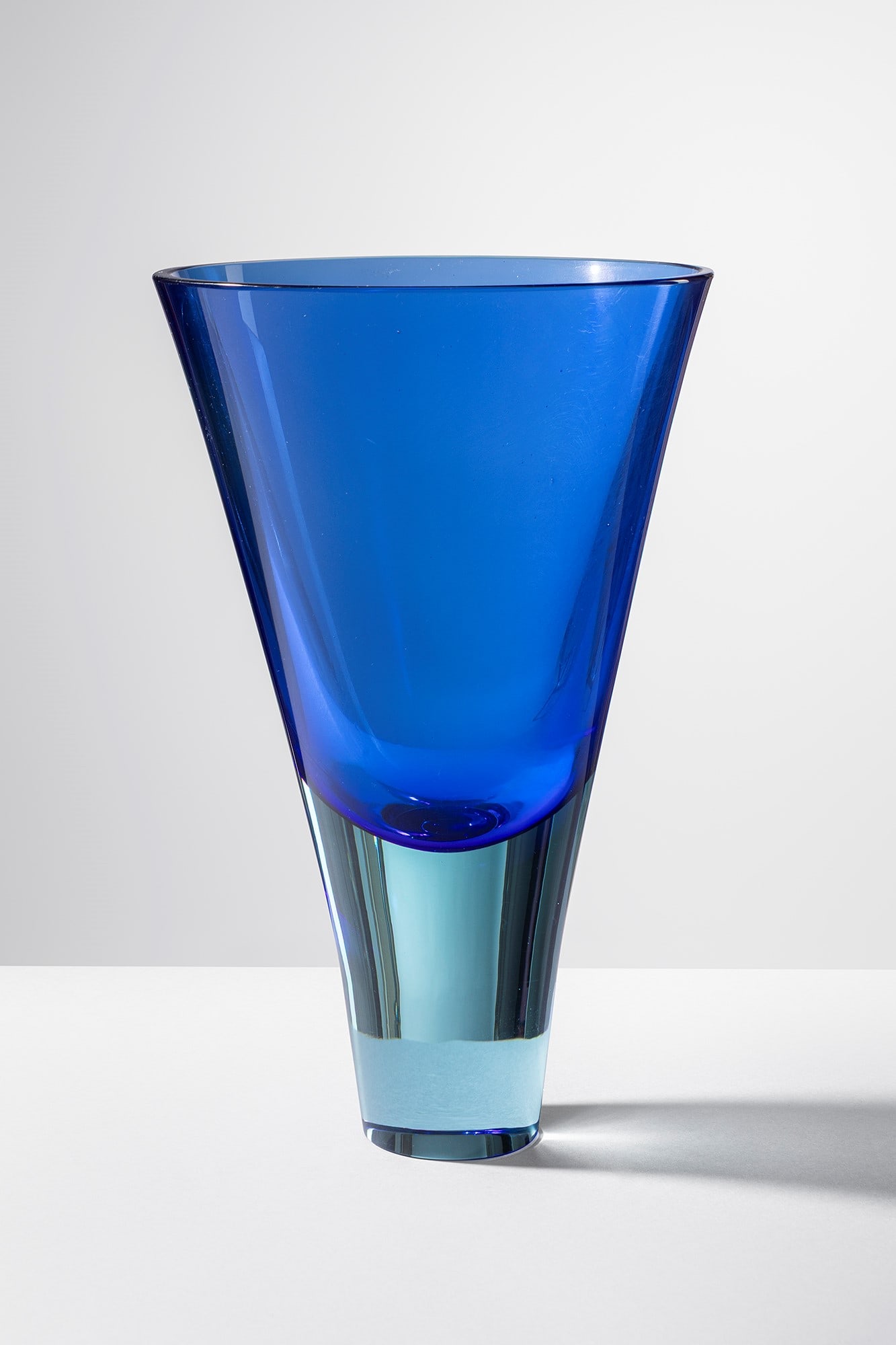 Flavio Poli. Vaso sommerso: Vaso sommerso Vetro soffiato sommerso blu e turchese. Seguso Vetri d’Arte, 1950 ca. h cm 24, diam. cm 15