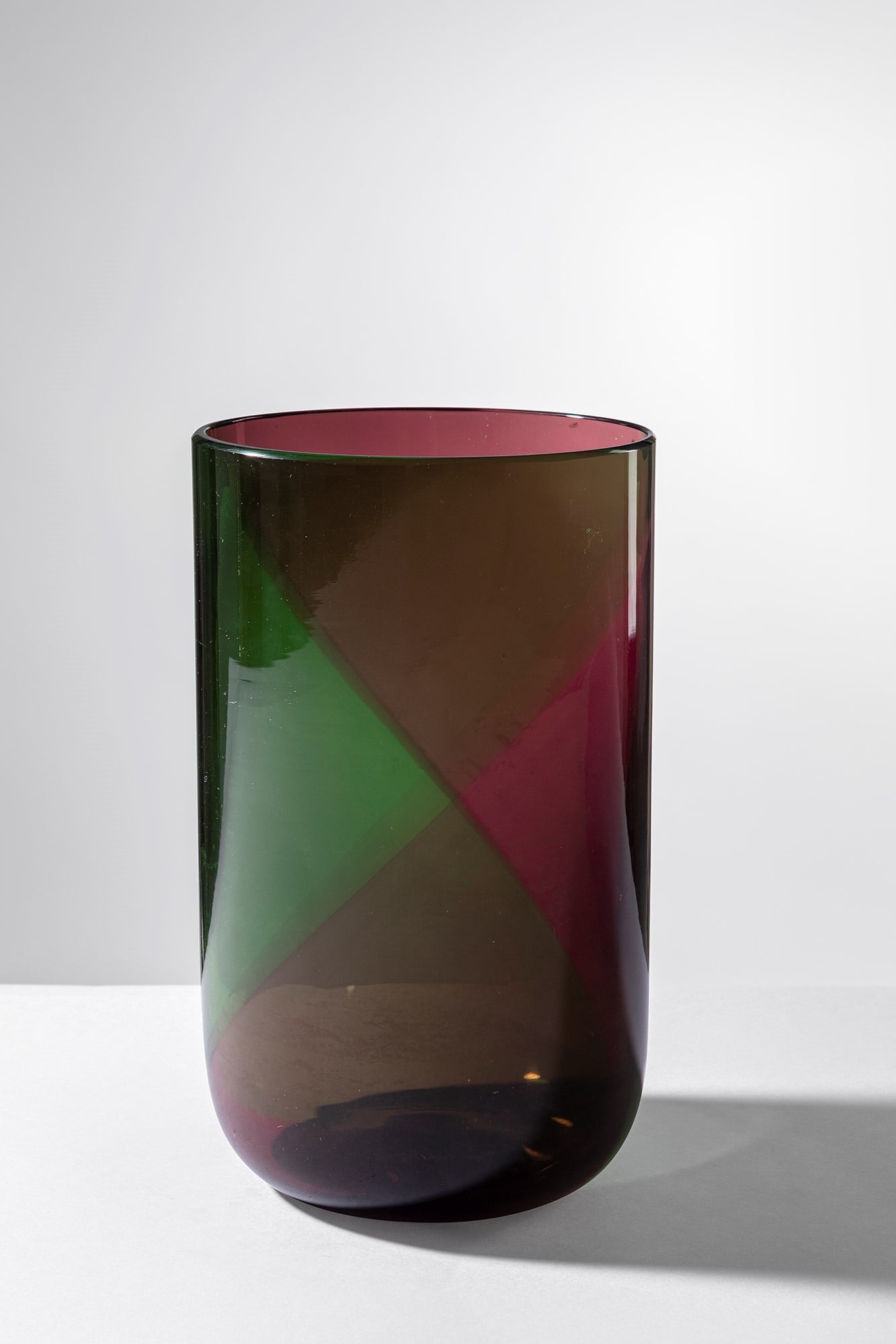 Tapio Wirkkala. Vaso della serie Coreani: Vaso della serie Coreani Vetro trasparente soffiato a larghe fasce ritorte verde e rosso. Venini, 1966-1967. Firma incisa a punta Venini Italia TW. Etichetta del produttore. h cm 22, diam. cm 13