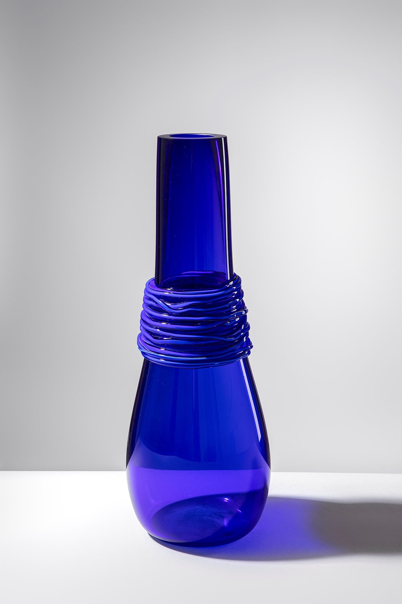 Vistosi. Vaso: Vaso Vetro soffiato trasparente blu con filo riportato. Vistosi, 1960 ca. Firma incisa a punta Vistosi. h cm 45, diam. cm 14